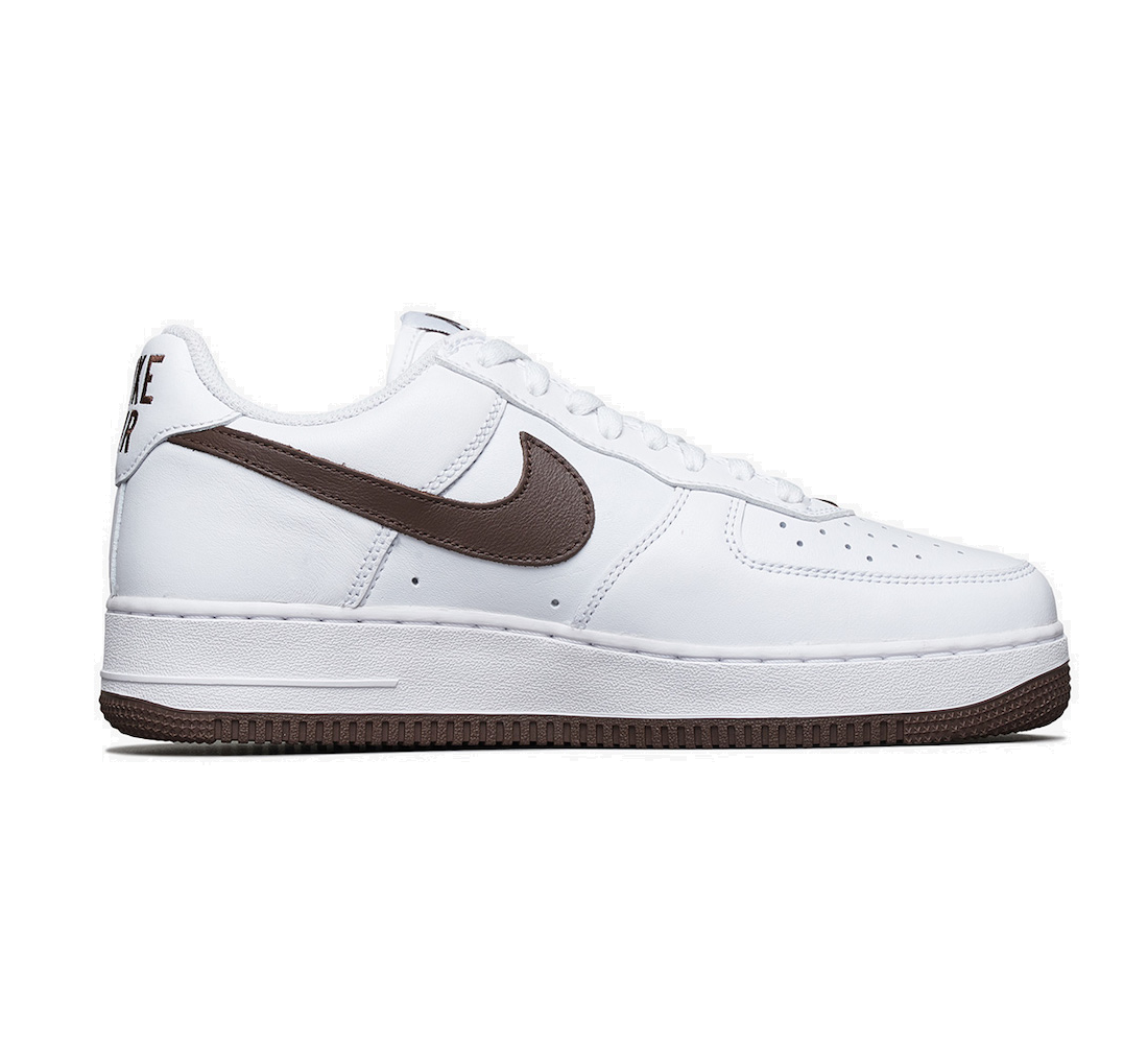 Tenis Nike Air Force 1 Low Retro Color of the year blanco/chocolate hombre.