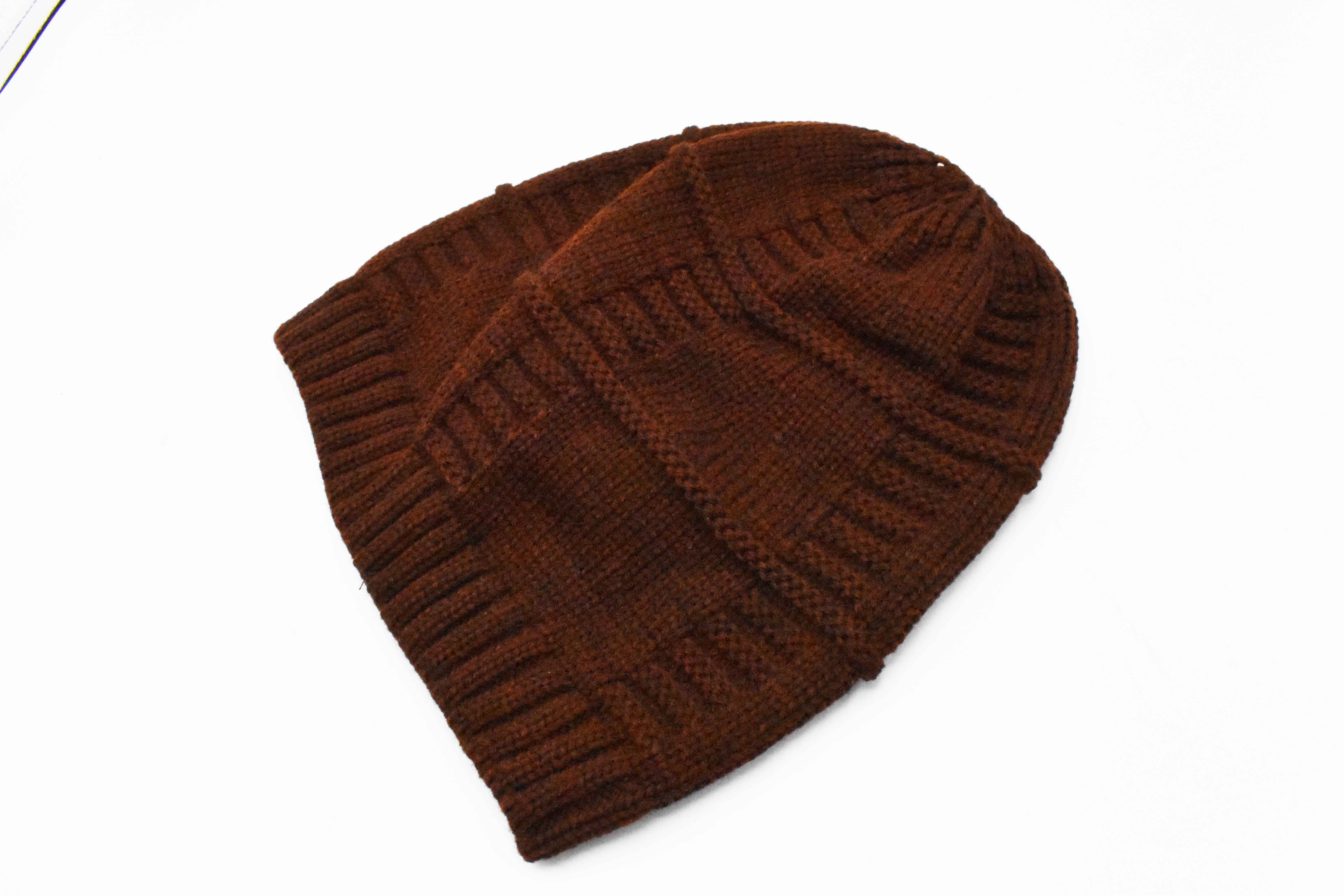 
INVIGORATE, Gorro color café, detalle de tejido con relieve, hombre.