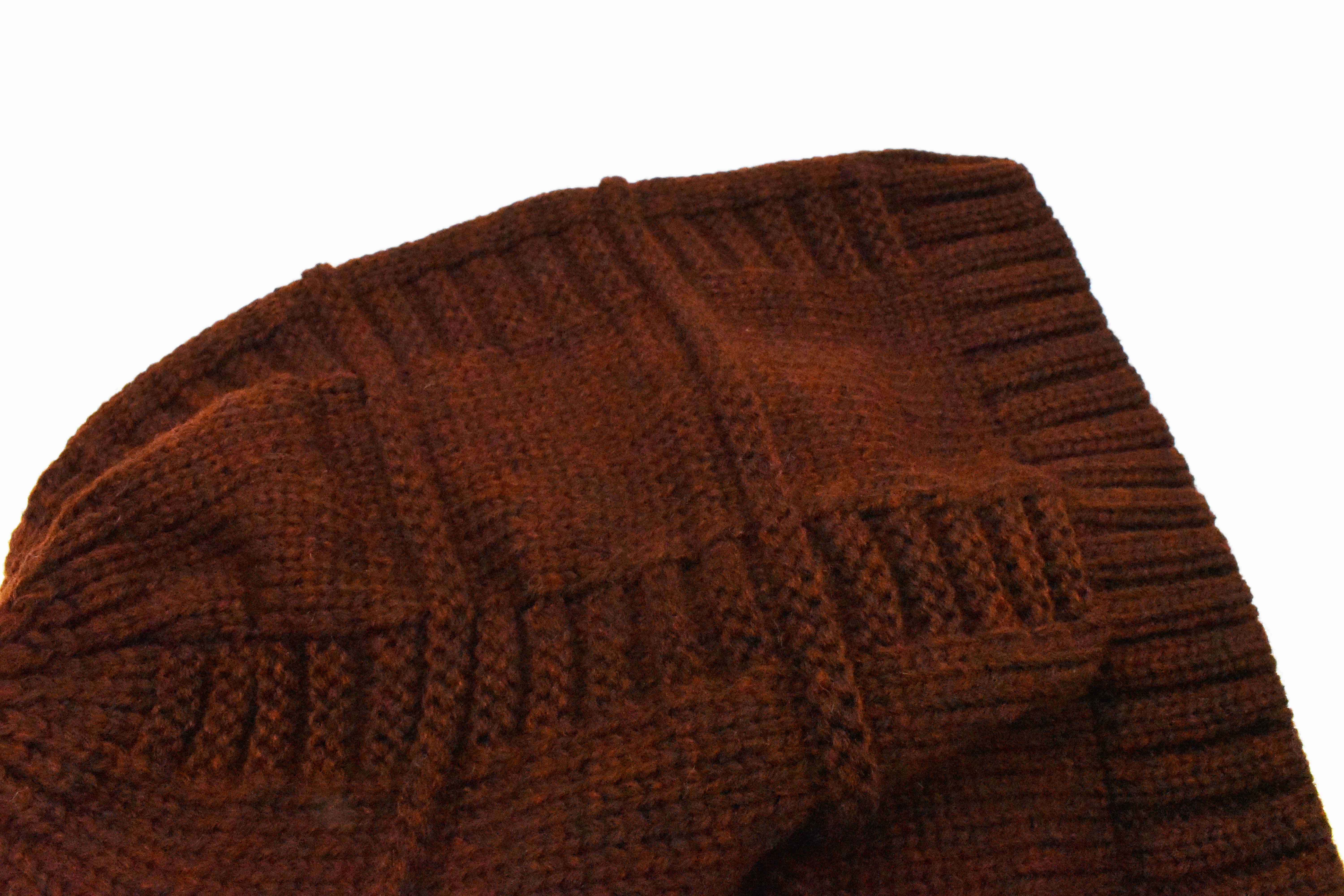 
INVIGORATE, Gorro color café, detalle de tejido con relieve, hombre.