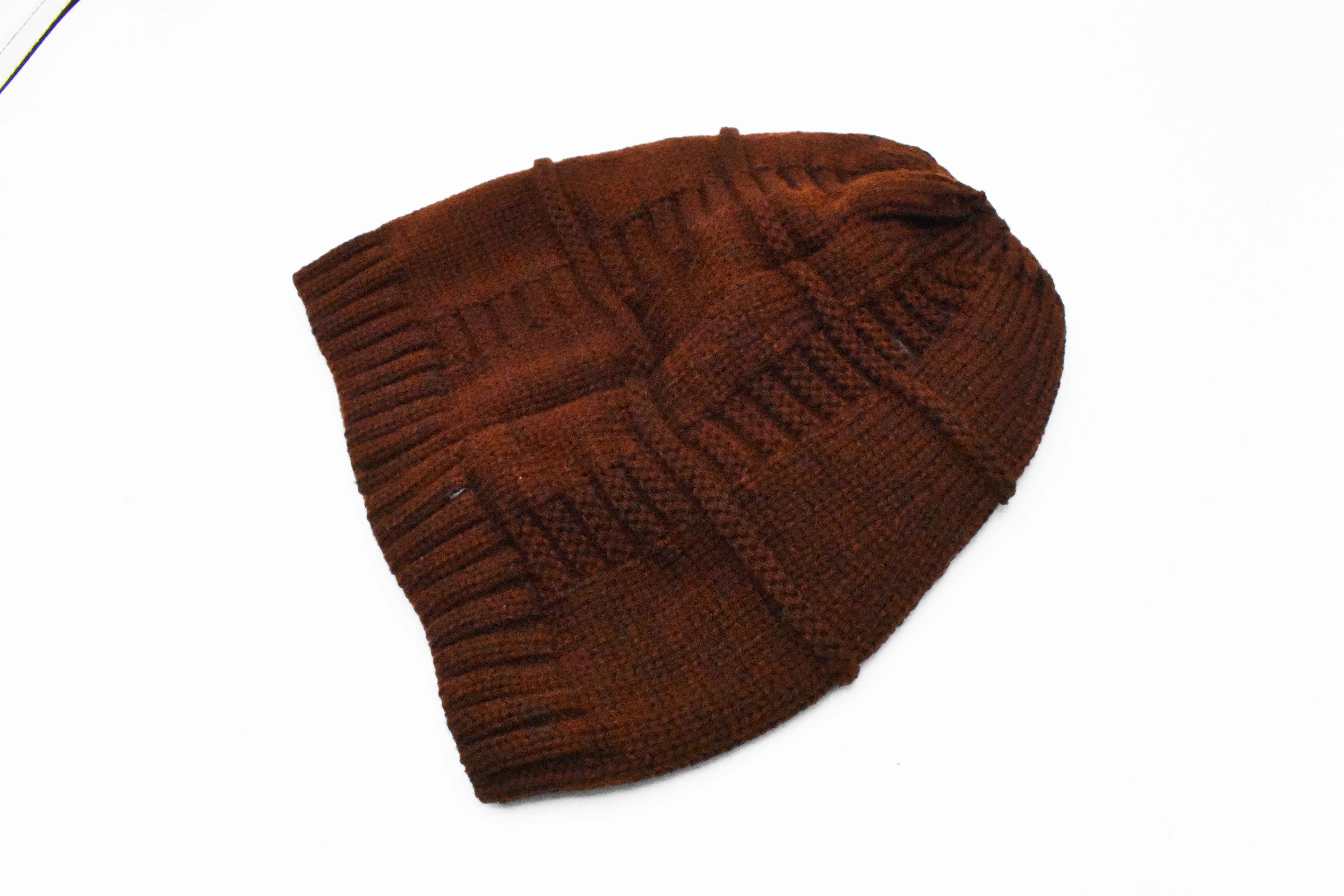 
INVIGORATE, Gorro color café, detalle de tejido con relieve, hombre.