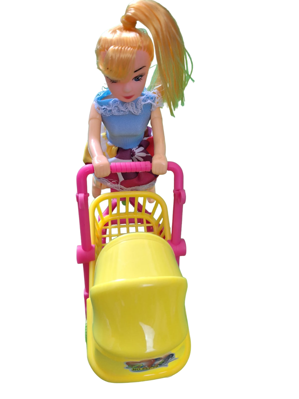 Bonito Juguete De Cuerda Muñeca Avanza Con Carrito Carreola Color Amarillo