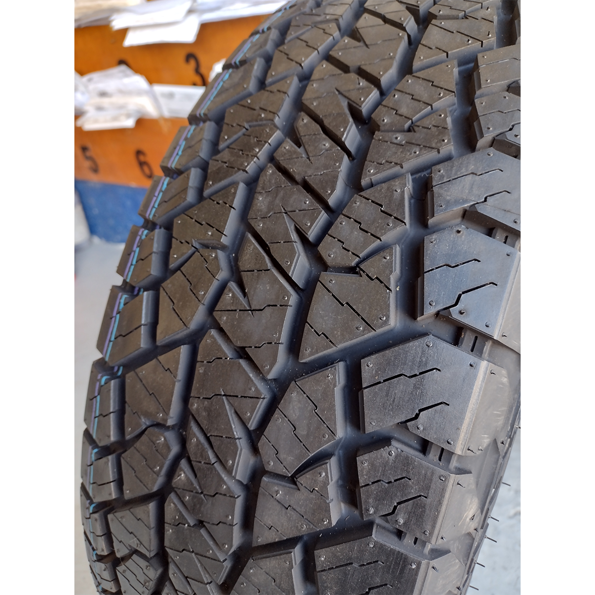 LLANTA 215/85R16 HANKOOK DYNAPRO AT2 RF11.