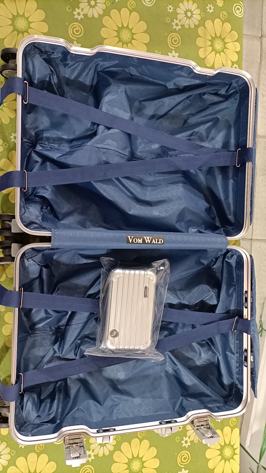 Set de 3x Maletas para Viaje: Carry On 20", Documentada 29" y Bolsa de Cosmeticos 6" Minimalista & Elegante de Aluminio Vom Wald®.