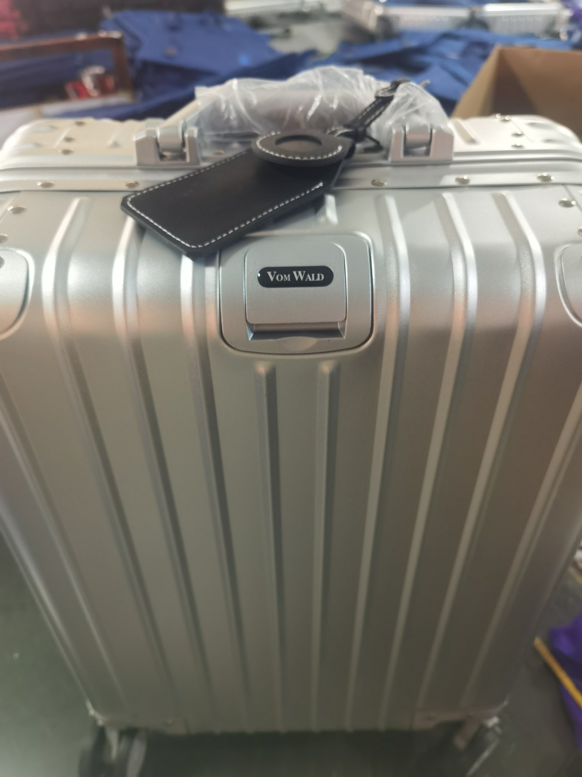 Set de 3x Maletas para Viaje: Carry On 20", Documentada 29" y Bolsa de Cosmeticos 6" Minimalista & Elegante de Aluminio Vom Wald®.