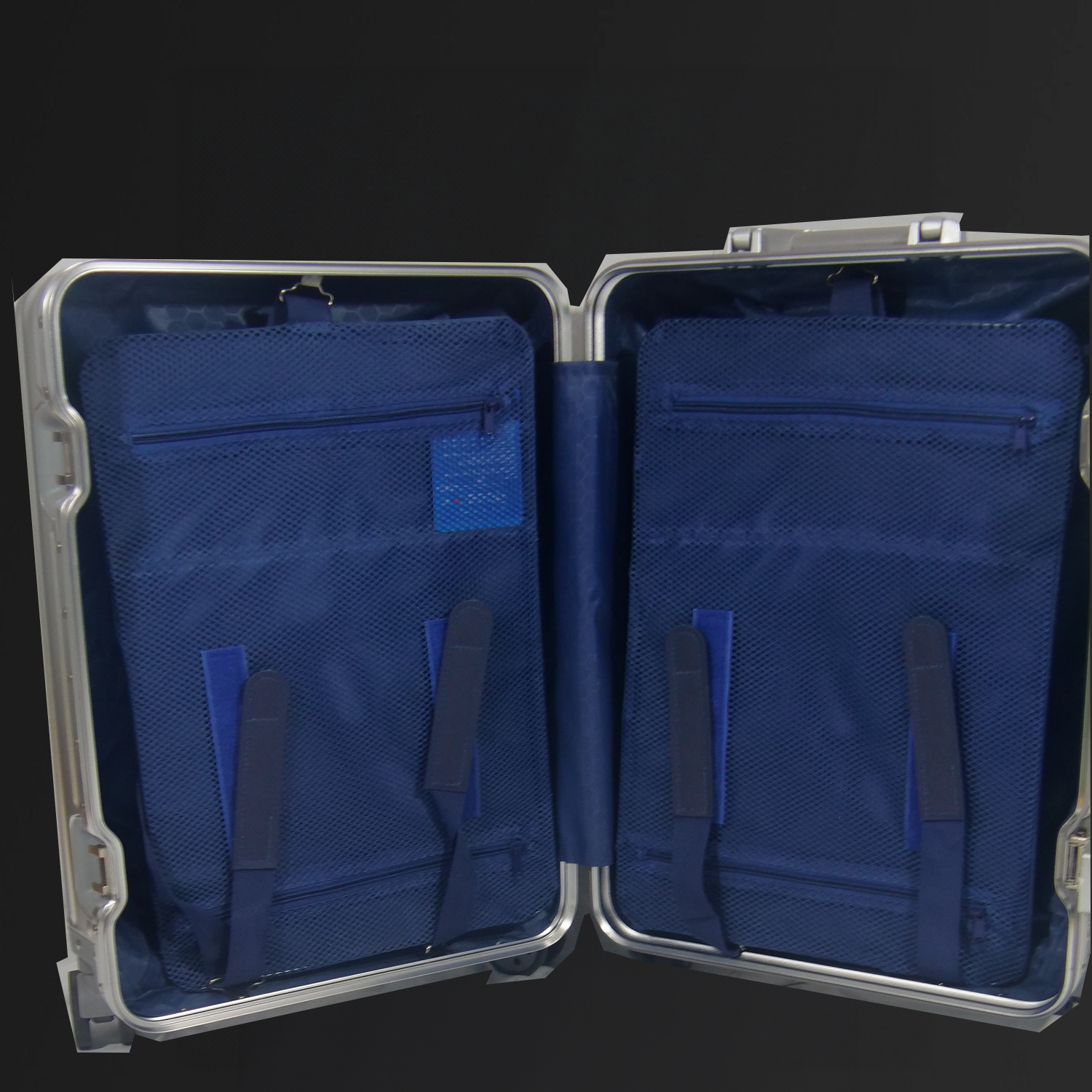 Set de 3x Maletas para Viaje: Carry On 20", Documentada 29" y Bolsa de Cosmeticos 6" Minimalista & Elegante de Aluminio Vom Wald®.