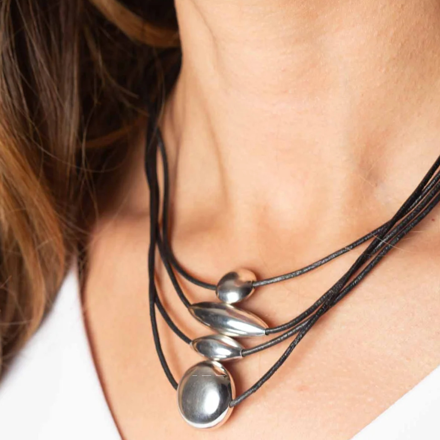 Juego de collar y aretes de fina piel con figuras geométricas de Plata ley 925.