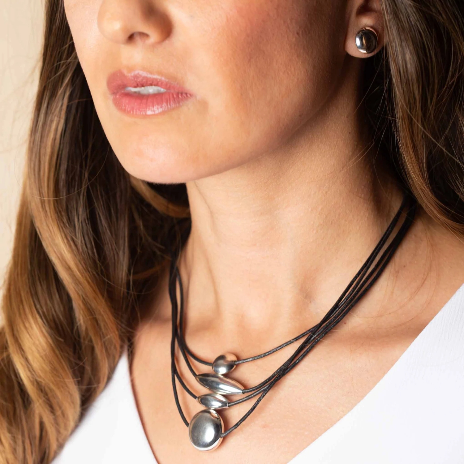 Juego de collar y aretes de fina piel con figuras geométricas de Plata ley 925.