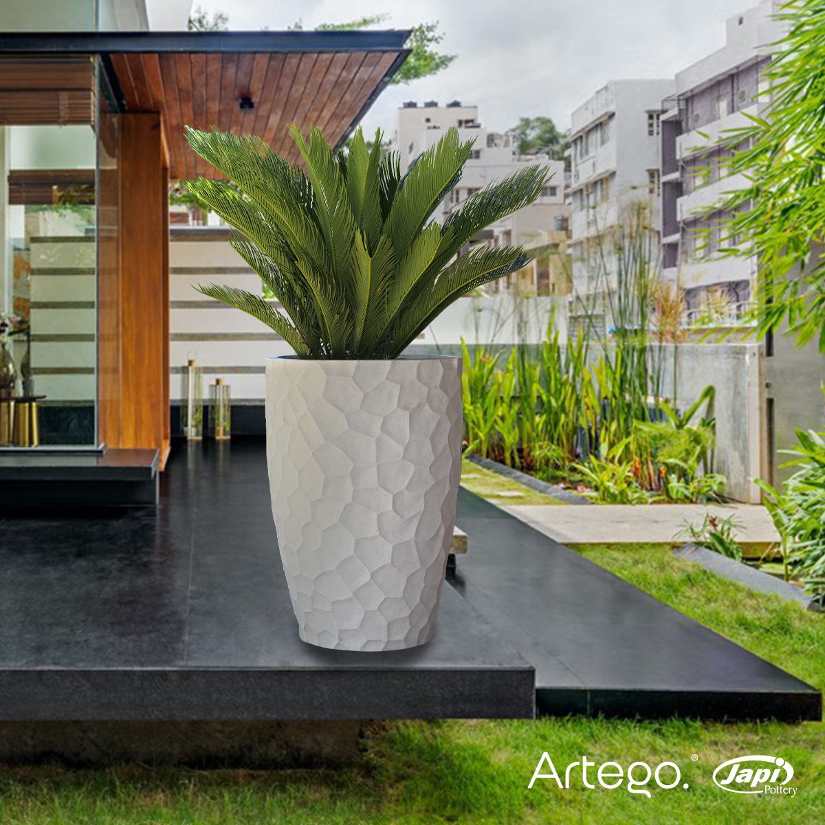 Maceta moderna para exteriores cónica grande 76 cm de alto PRISMA de Polietileno ultra ligera Artego Japi.