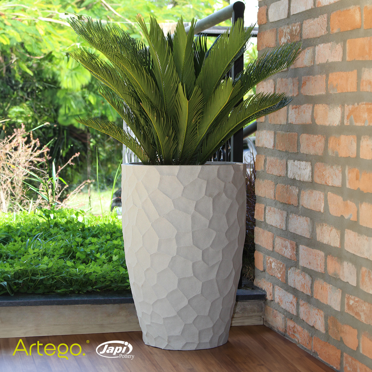 Maceta moderna para exteriores cónica grande 76 cm de alto PRISMA de Polietileno ultra ligera Artego Japi.