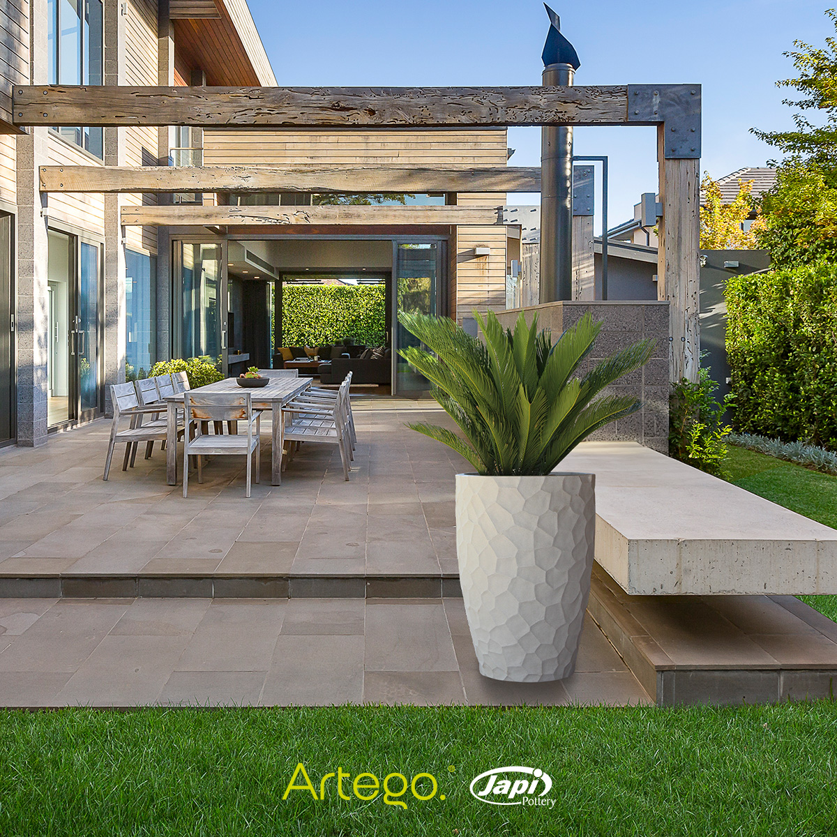 Maceta moderna para exteriores cónica grande 76 cm de alto PRISMA de Polietileno ultra ligera Artego Japi.