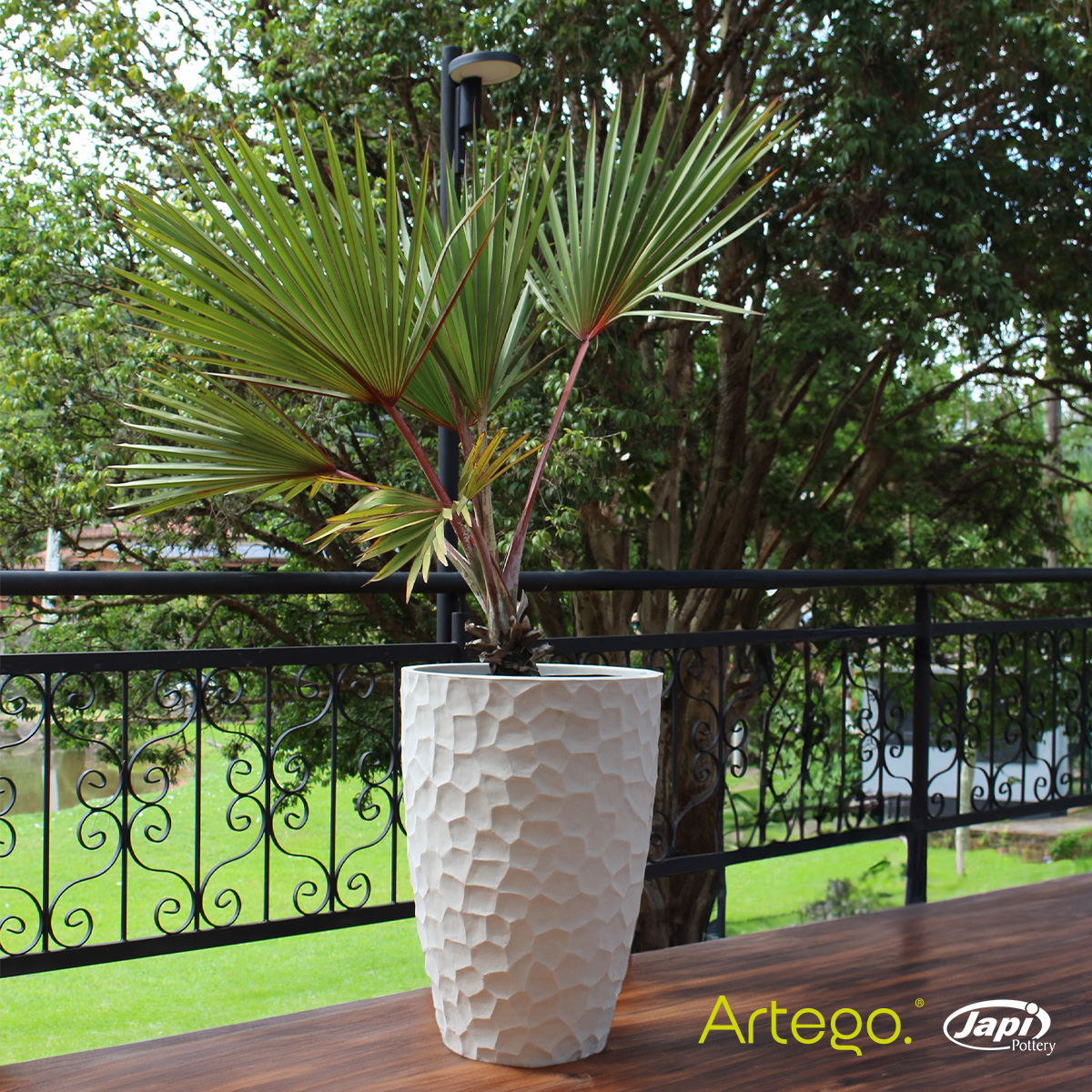 Maceta moderna para exteriores cónica grande 76 cm de alto PRISMA de Polietileno ultra ligera Artego Japi.