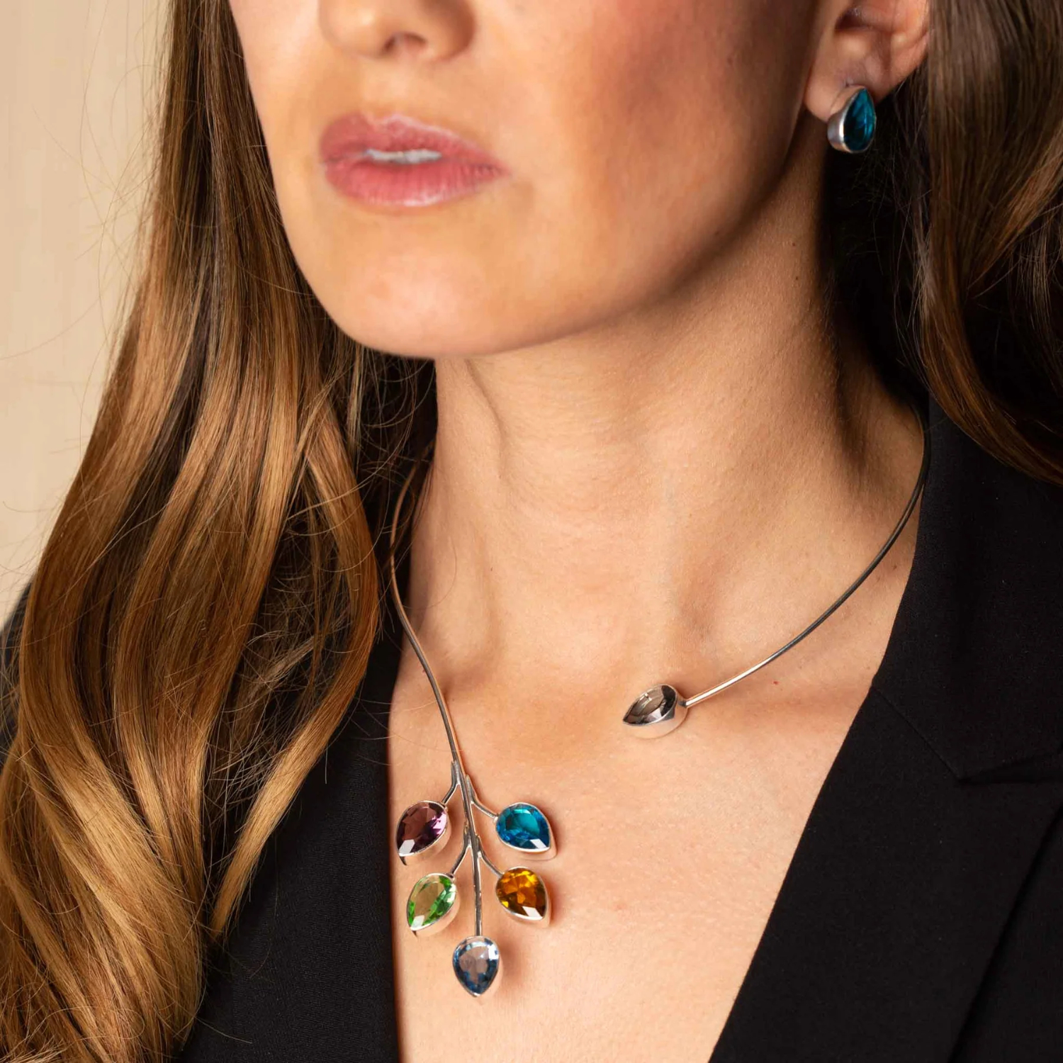 Juego de gargantilla y aretes de plata ley 925 diseño de colección con hojas de cristal de alto brillo.