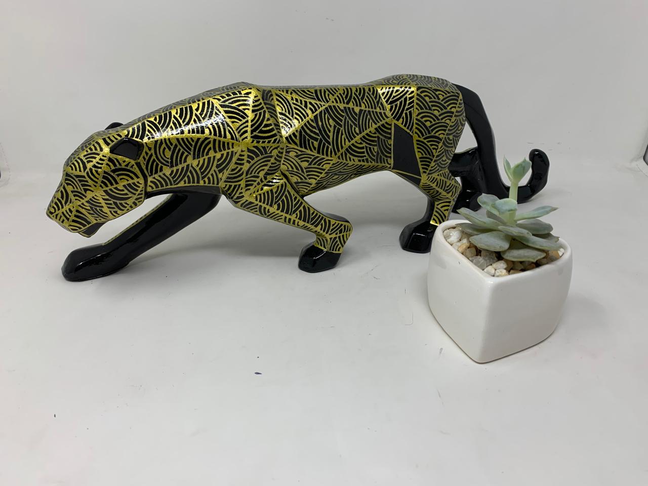 Pantera decorativa de cerámica zentangle.