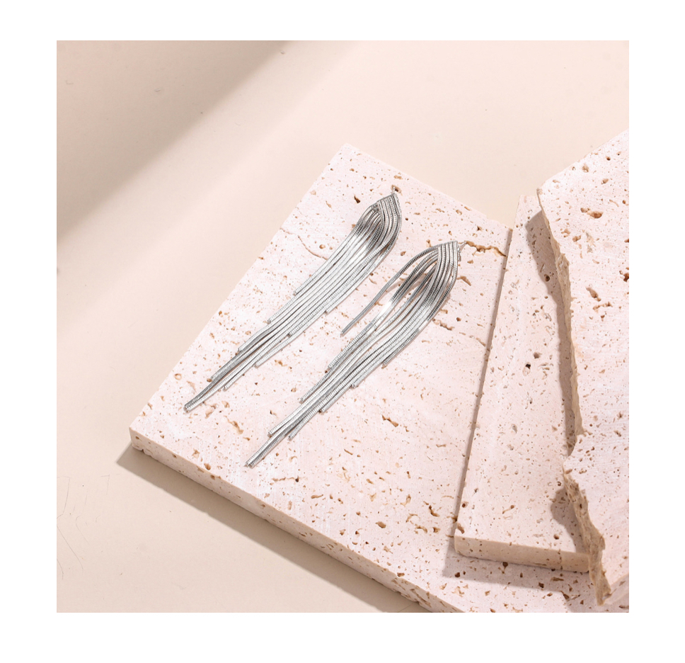 Aretes Elegantes con caída plateados .