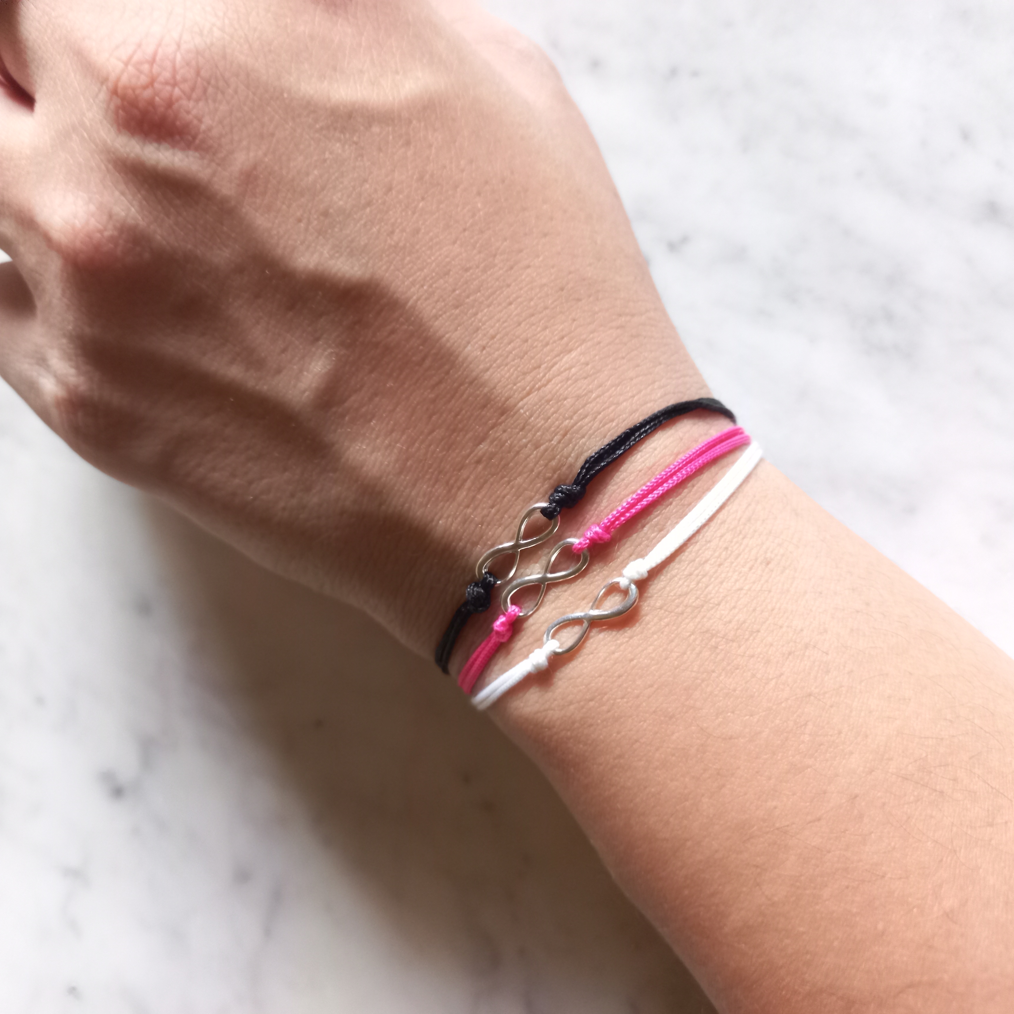 Set con 2 Pulseras de hilo con infinito de plata .925