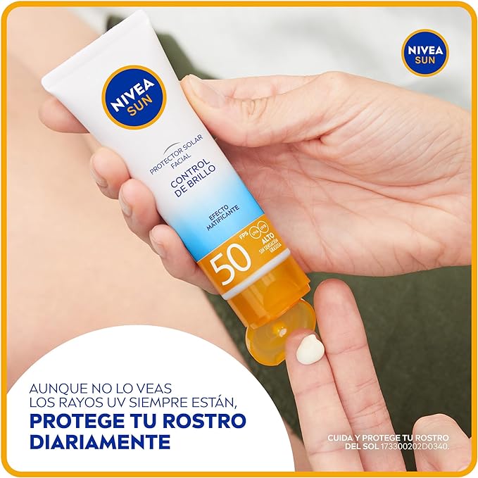 A NIVEA SUN Protector Solar Facial Control De Brillo (50 ml), con Efecto Matificante de Larga Duración, Bloqueador solar FPS 50+, no Grasoso para Todo Tipo de Piel