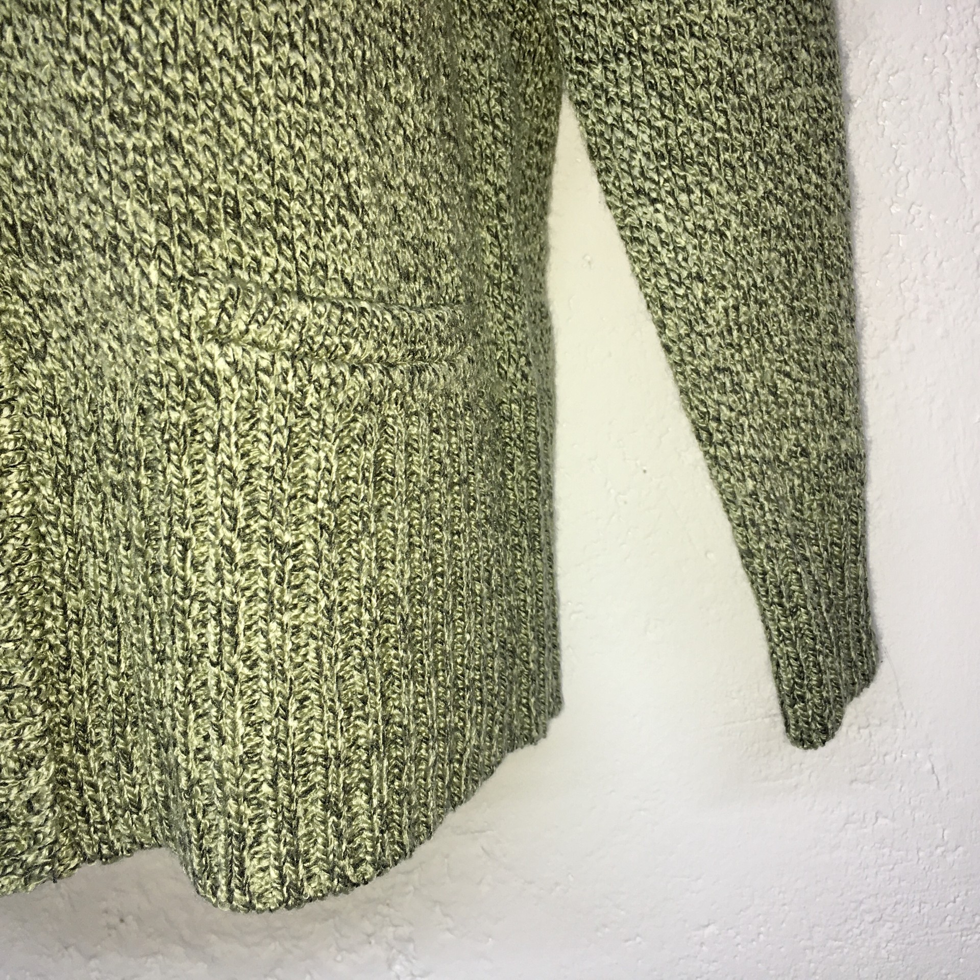 Cárdigan elegante en 6 botones talla S, bolsas al frente color verde de la marca Karen Scott.