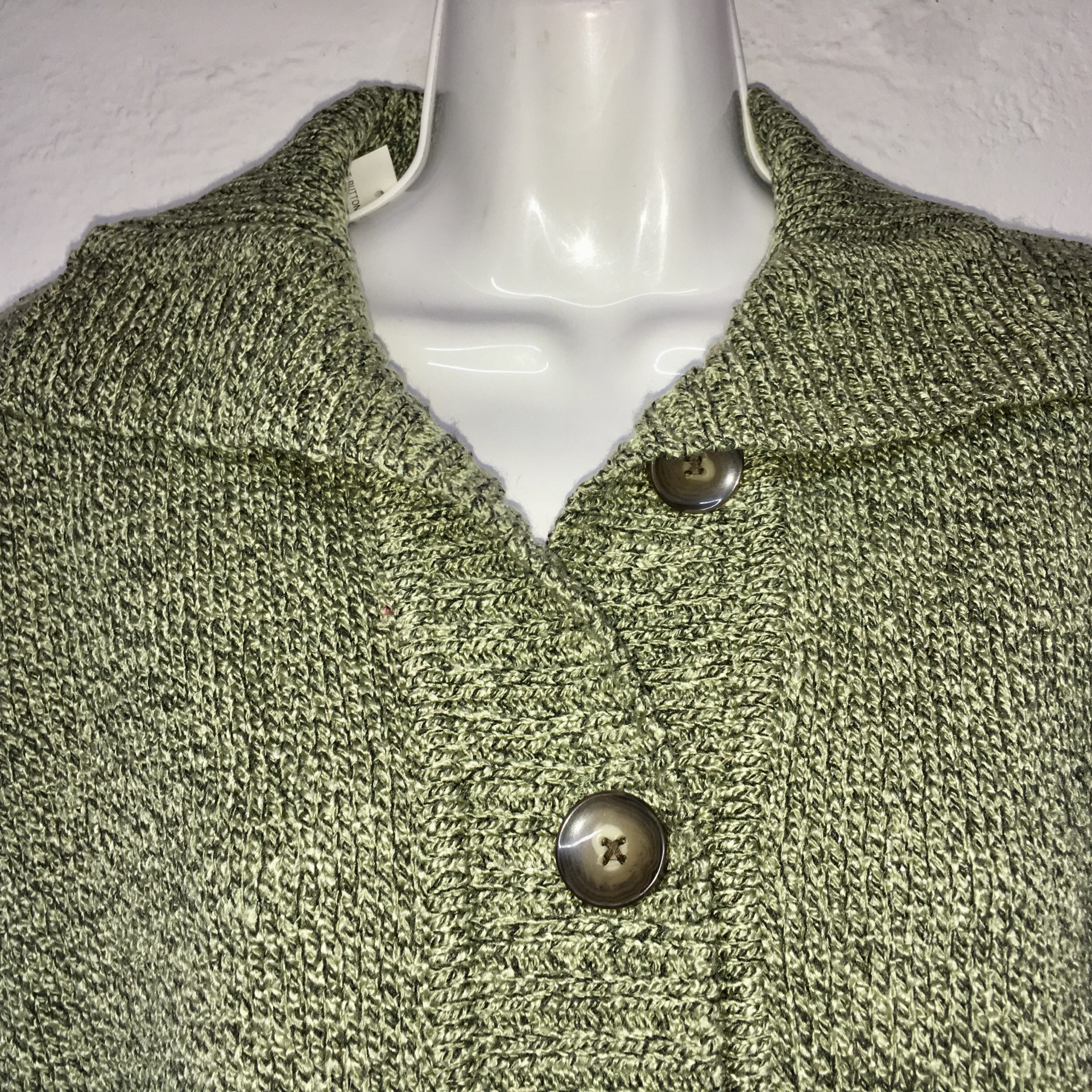Cárdigan elegante en 6 botones talla S, bolsas al frente color verde de la marca Karen Scott.