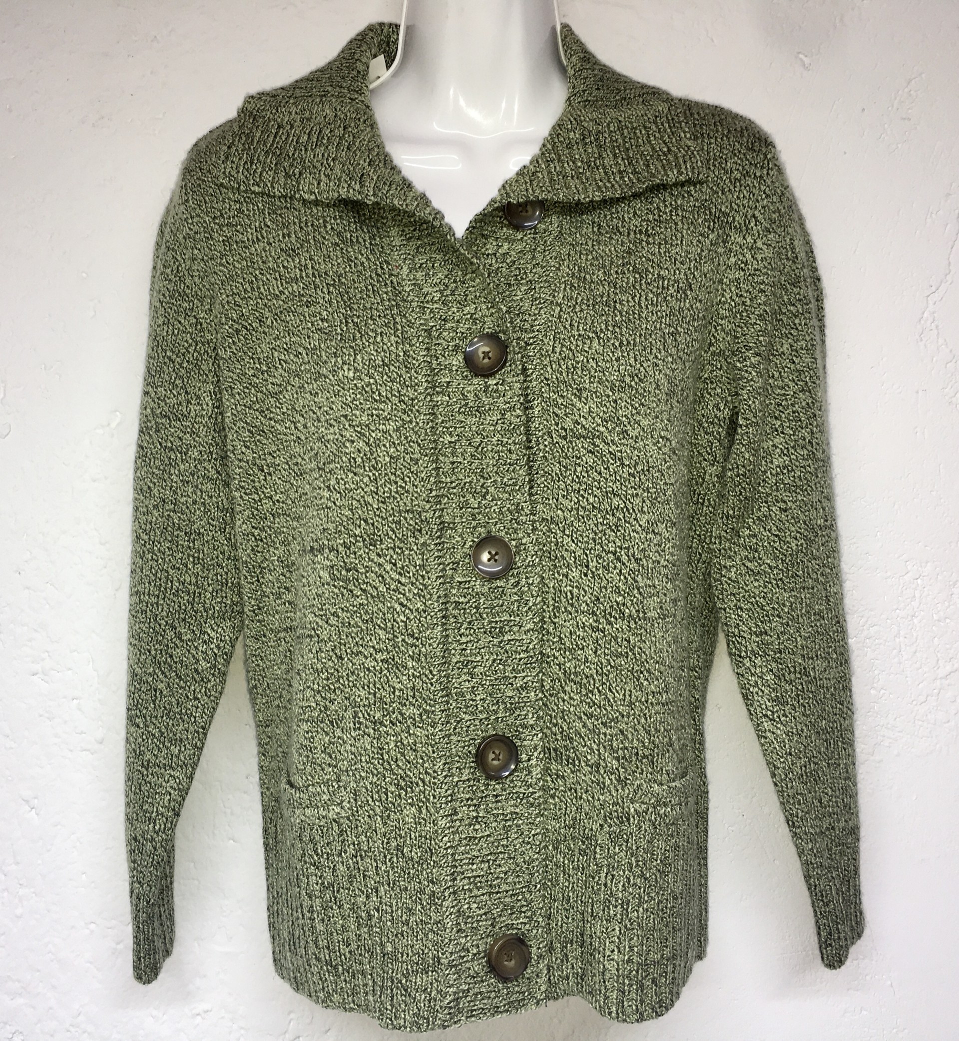 Cárdigan elegante en 6 botones talla S, bolsas al frente color verde de la marca Karen Scott.
