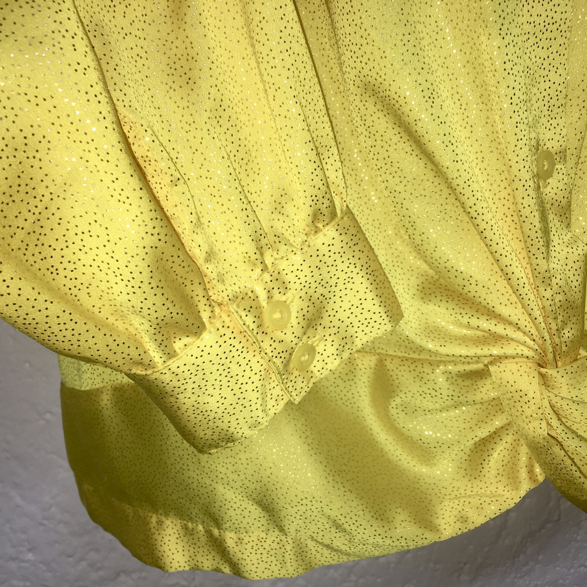 Blusa amarilla y brillos dorados, Cuellos y botones al frente, talla XL marca I-N-C International Concepts .