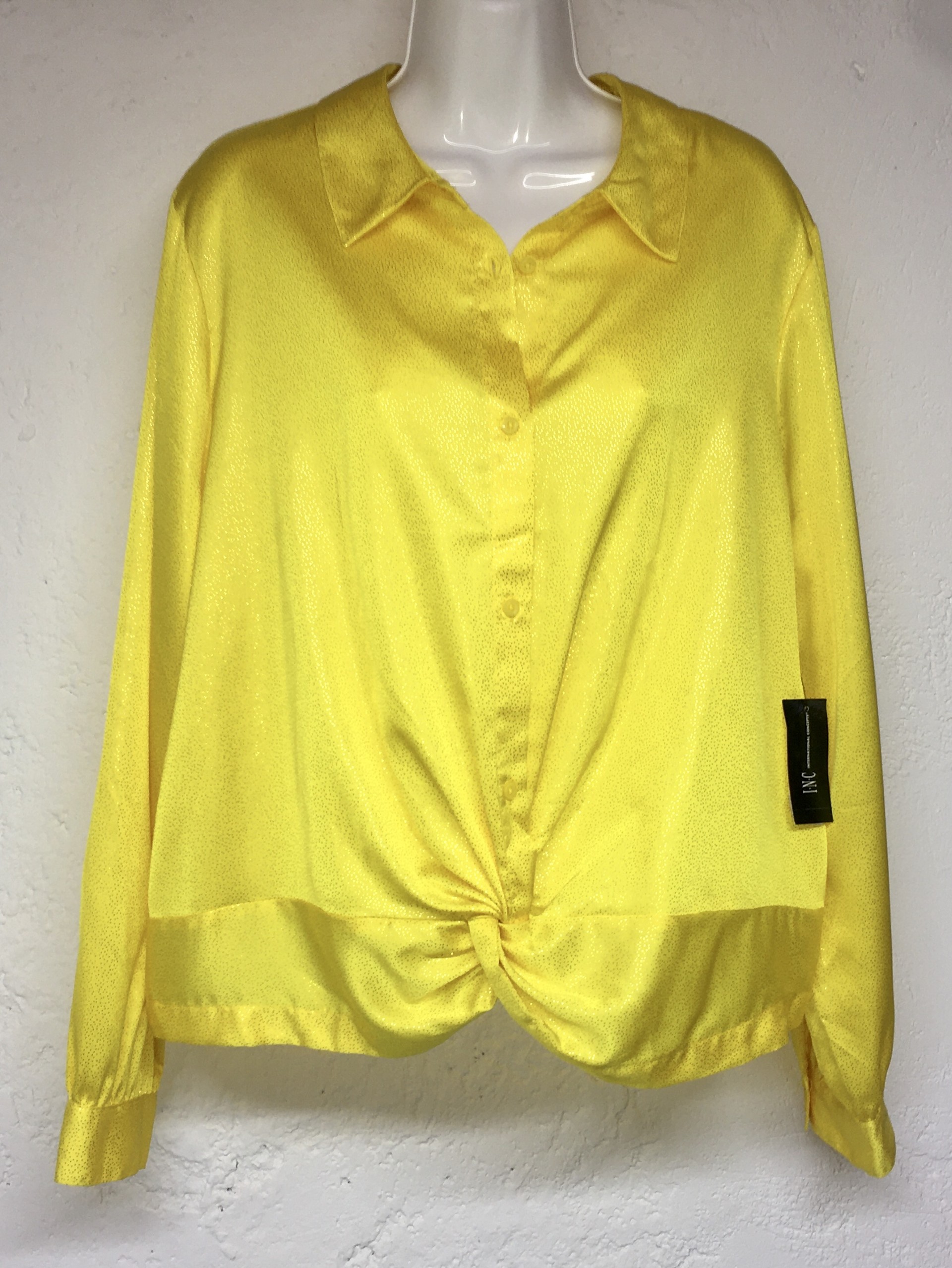 Blusa amarilla y brillos dorados, Cuellos y botones al frente, talla XL marca I-N-C International Concepts .