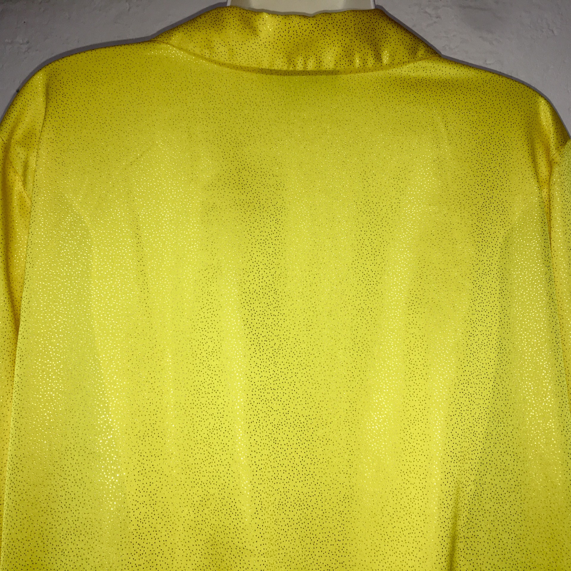 Blusa amarilla y brillos dorados, Cuellos y botones al frente, talla XL marca I-N-C International Concepts .
