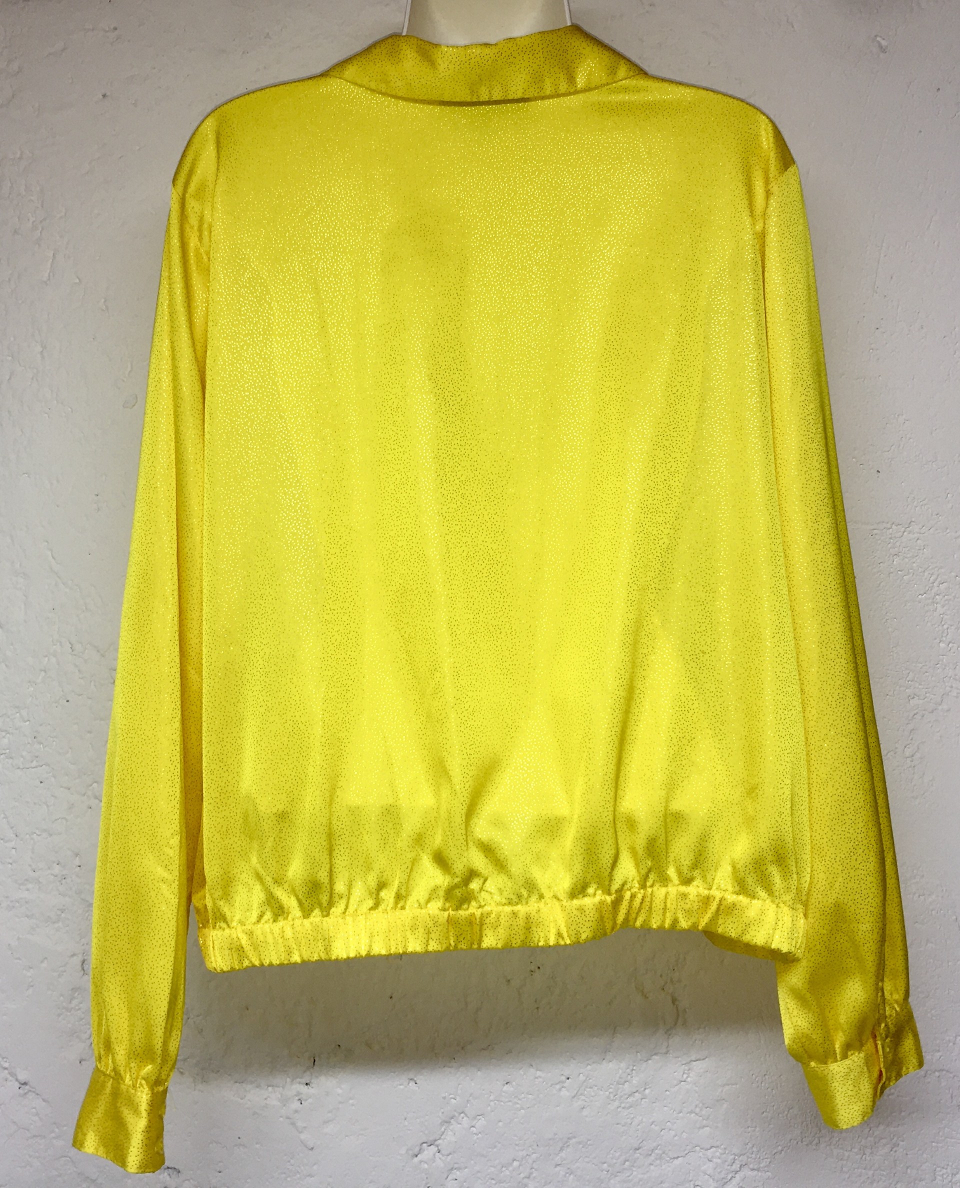 Blusa amarilla y brillos dorados, Cuellos y botones al frente, talla XL marca I-N-C International Concepts .