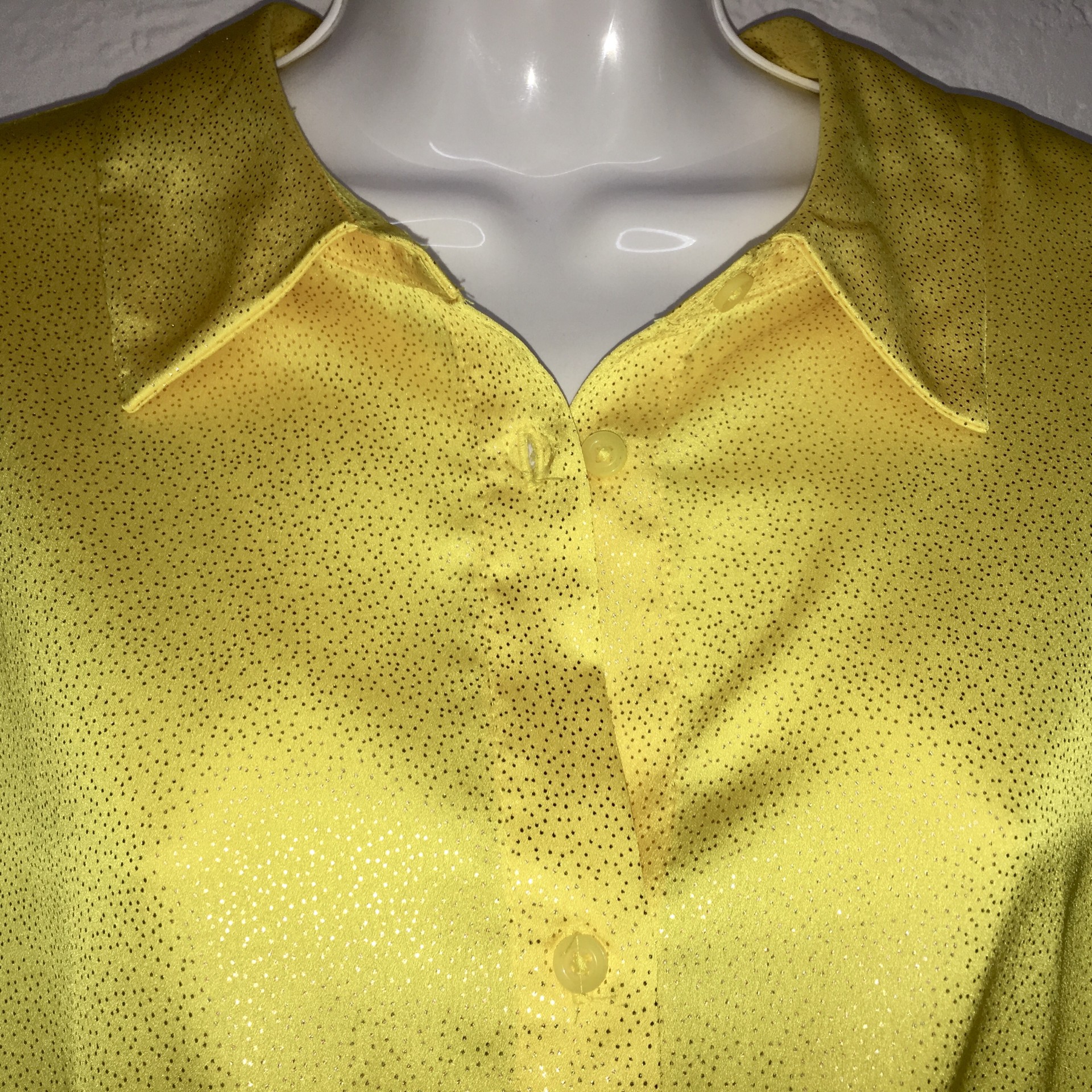 Blusa amarilla y brillos dorados, Cuellos y botones al frente, talla XL marca I-N-C International Concepts .