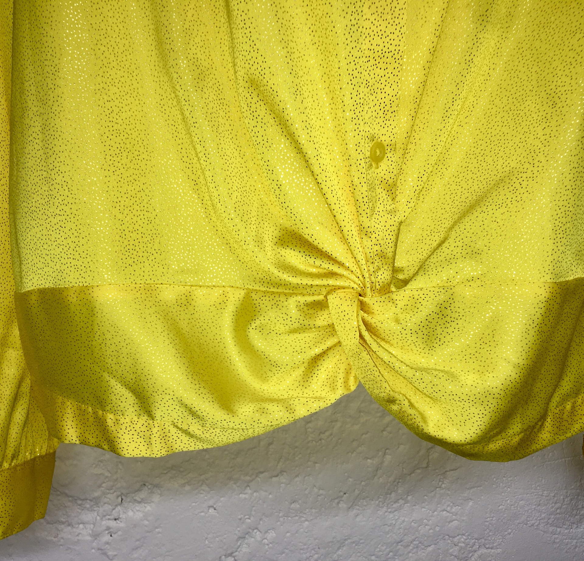 Blusa amarilla y brillos dorados, Cuellos y botones al frente, talla XL marca I-N-C International Concepts .