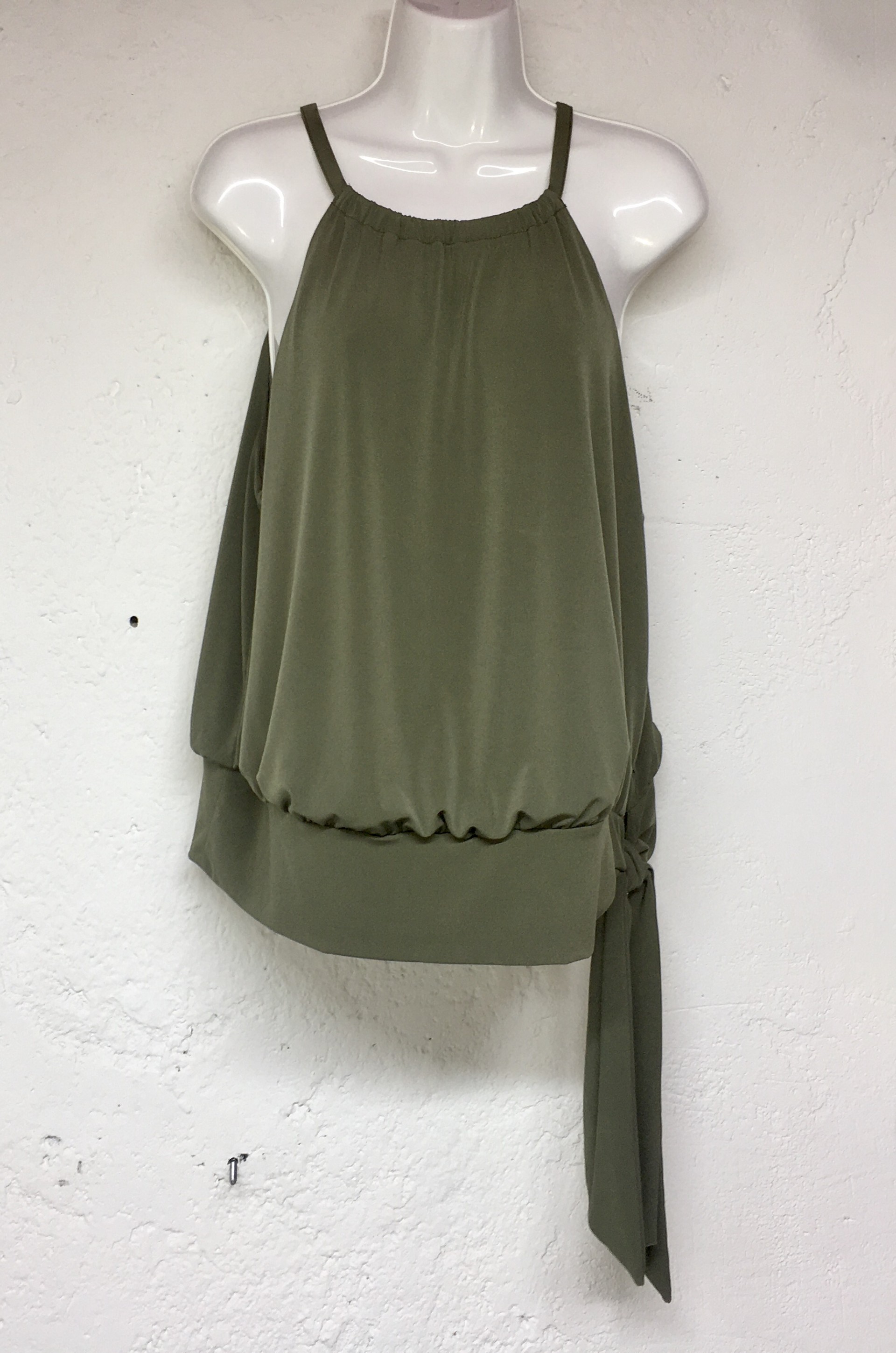 Blusa de tirantes en color verde olivo, tirantes a la cintura