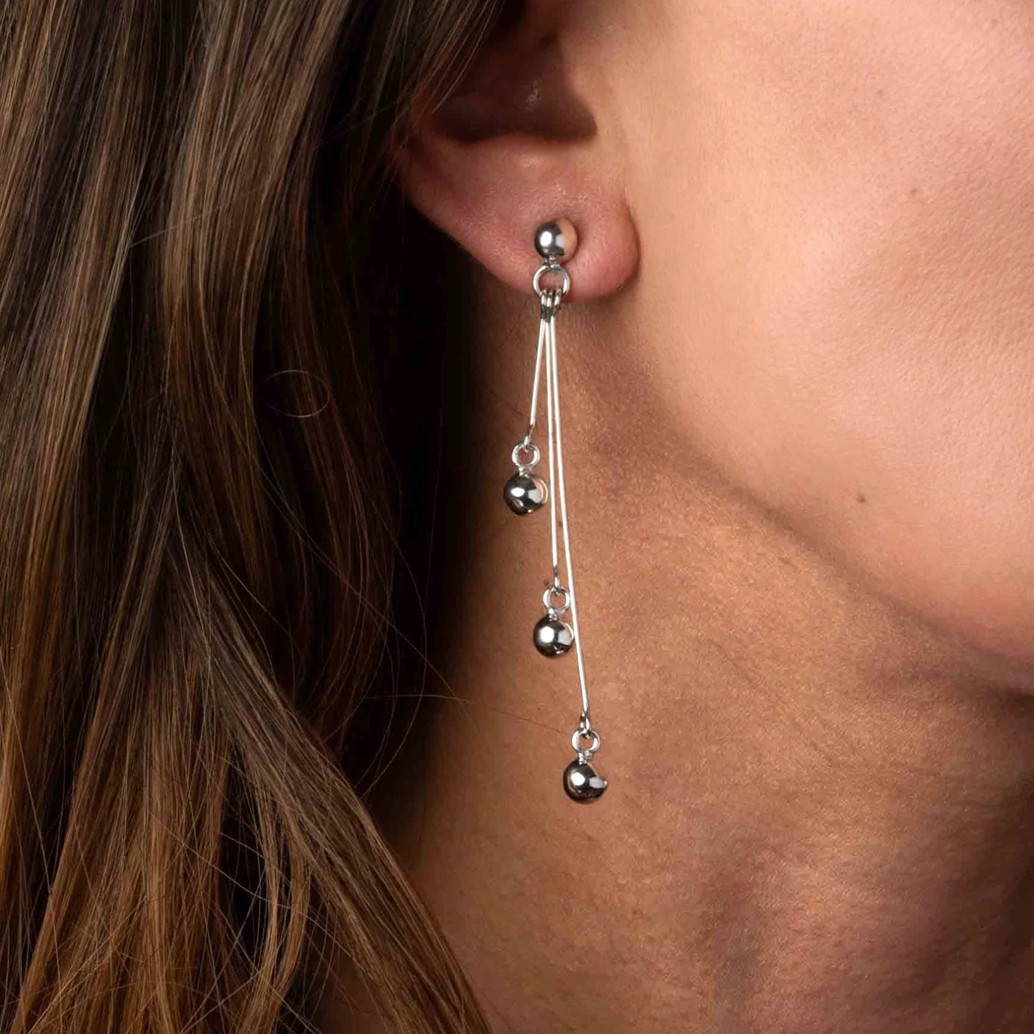 Aretes de fina plata ley 925 diseño de racimo de esferas colgantes.