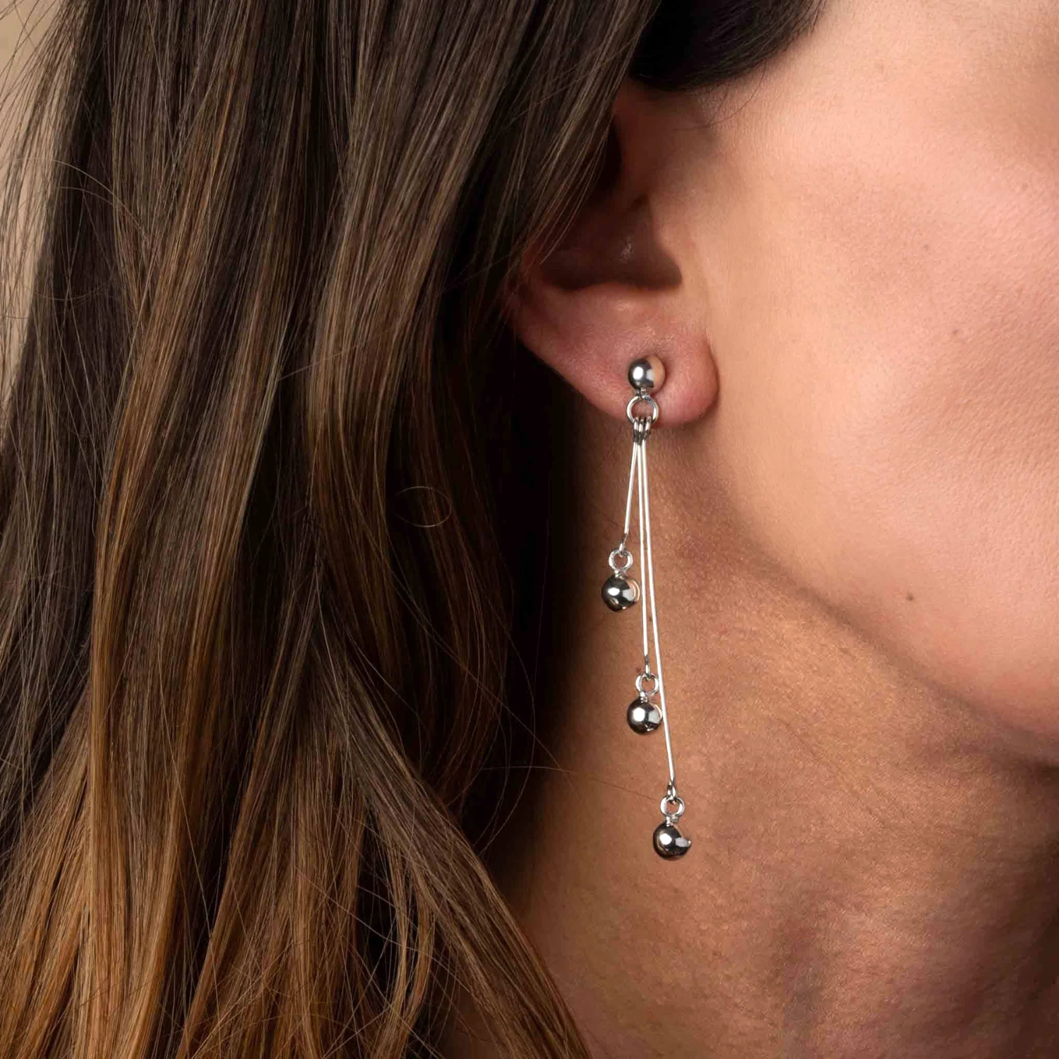 Aretes de fina plata ley 925 diseño de racimo de esferas colgantes.