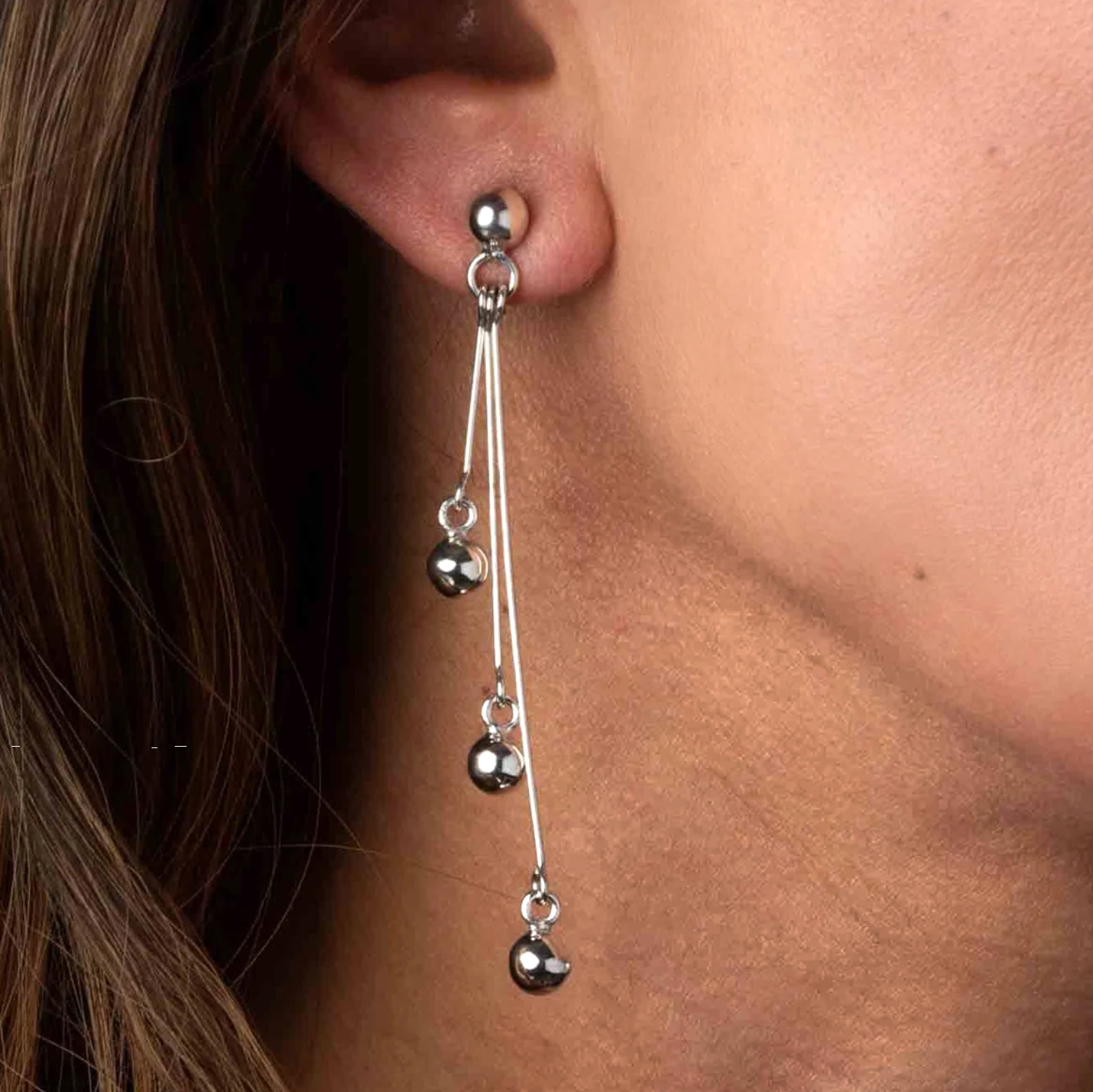 Aretes de fina plata ley 925 diseño de racimo de esferas colgantes.