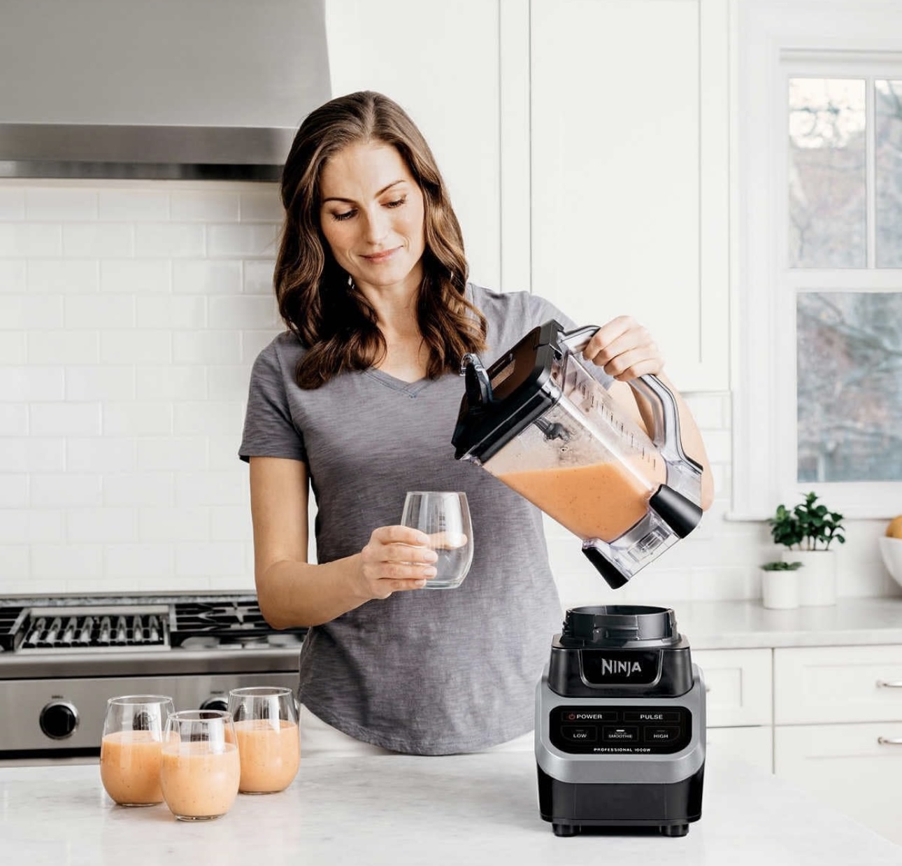 Ninja Professional Blender CO650B, Licuadora Profesional con 2 Velocidades Auto IQ, Motor de 1,000 Watts de Potencia y Jarra Extraible de 70 Onz. (Reacondicionado)