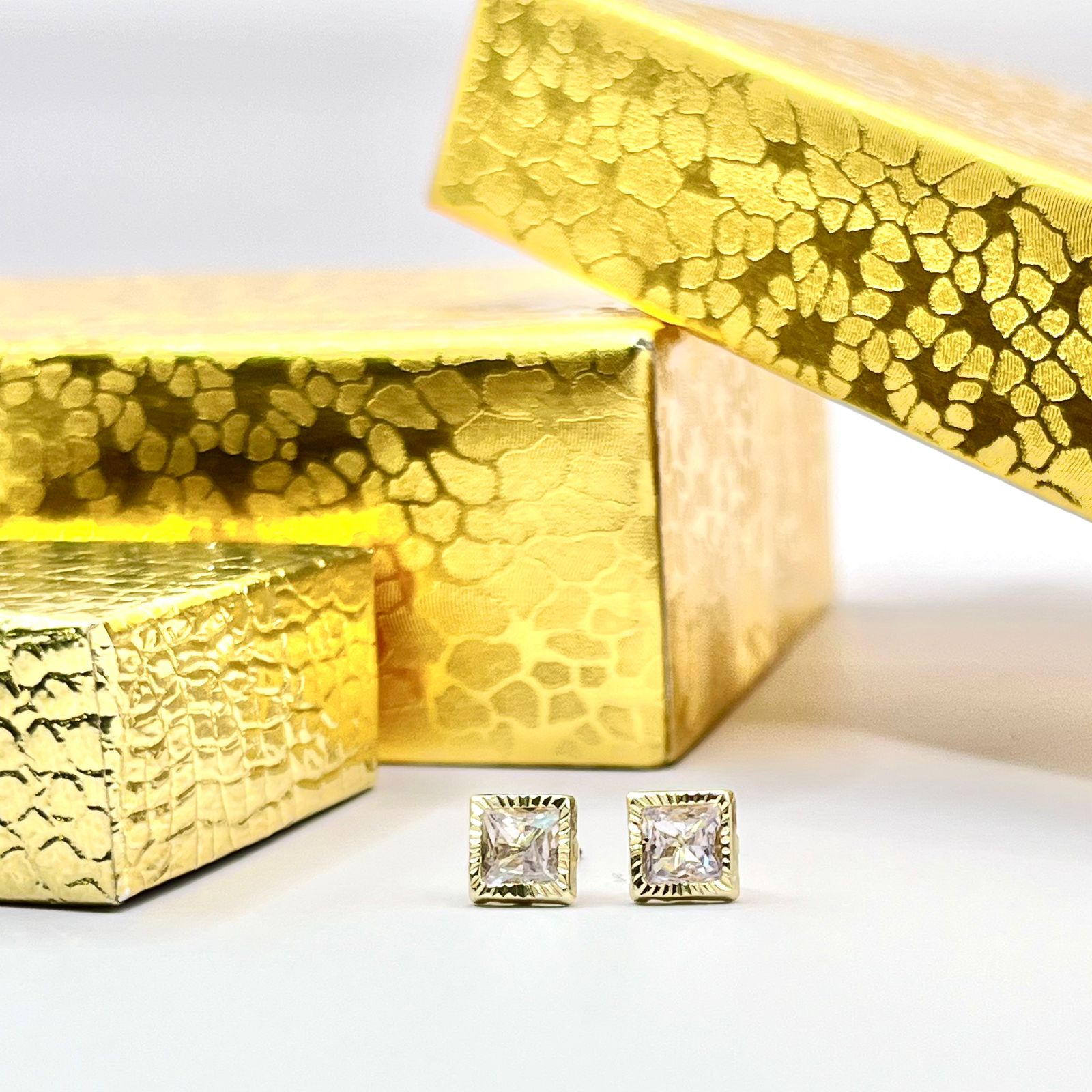 Broquel Oro 10k Con Zirconia Cuadrado