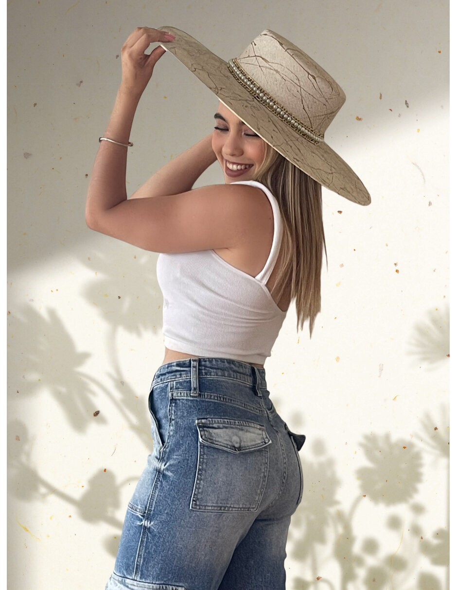 Sombrero para mujer de palma fina ARD estilo cordobes decorado con detalles graffiti y cadenas doradas