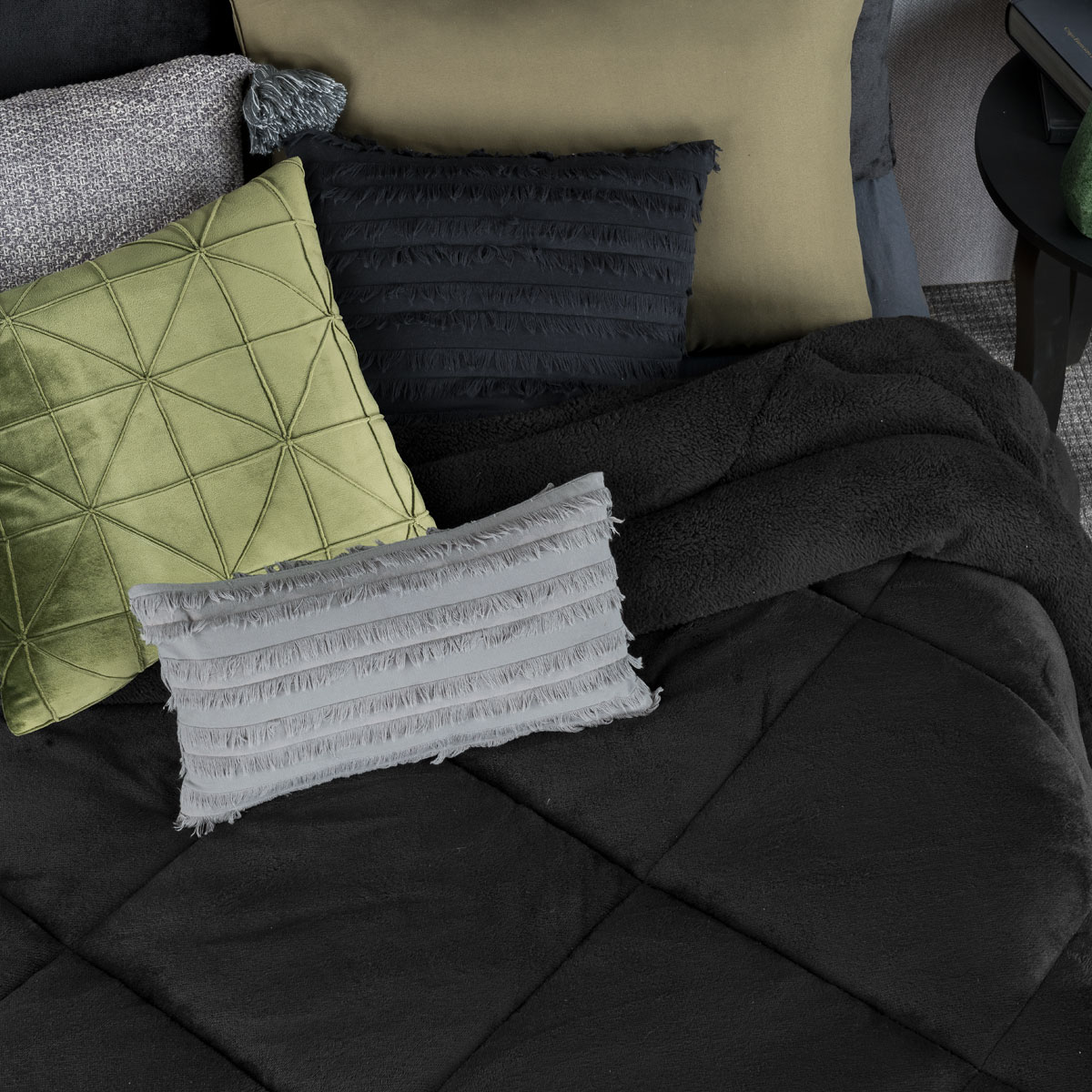 Cobertor con Borrega Jumbo Matrimonial Edredón de Máxima Suavidad - Montero ESQUIMAL.