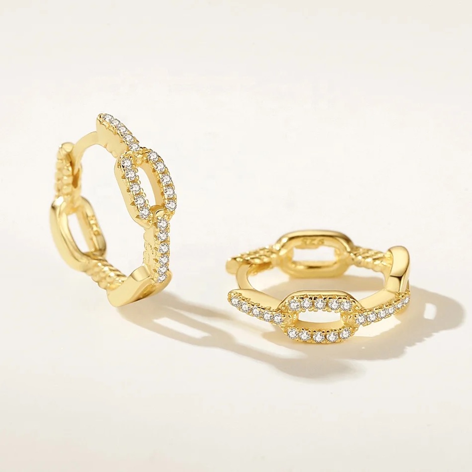 Aretes Mujer Plata .925 Eslabones y Zirconias Oro 18k.