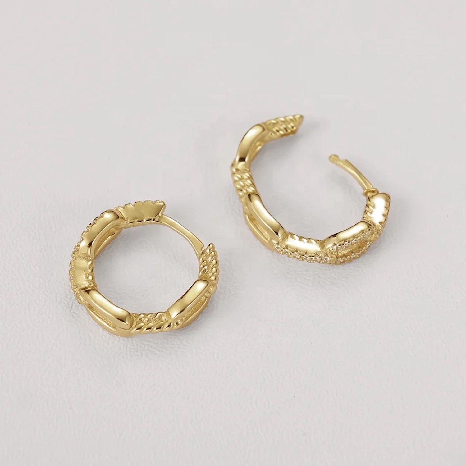 Aretes Mujer Plata .925 Eslabones y Zirconias Oro 18k.
