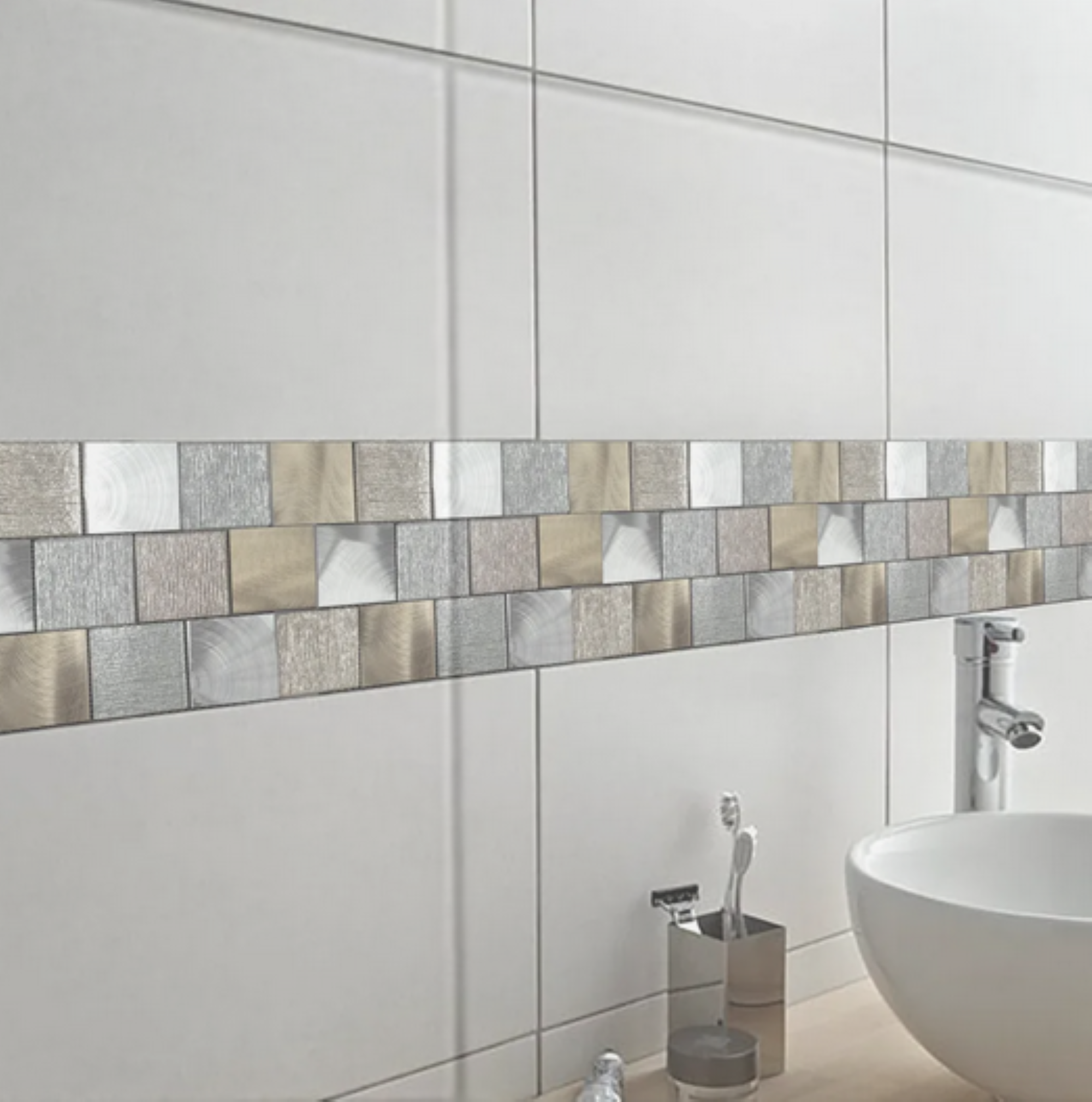 Malla o Mosaico Decorativo de vidrio y aluminio NIL, medida 29.6 x 29.6 cms. (base por altura). Diseño en tonos gris y dorado con detalles en relieve. Caja de 5 piezas.