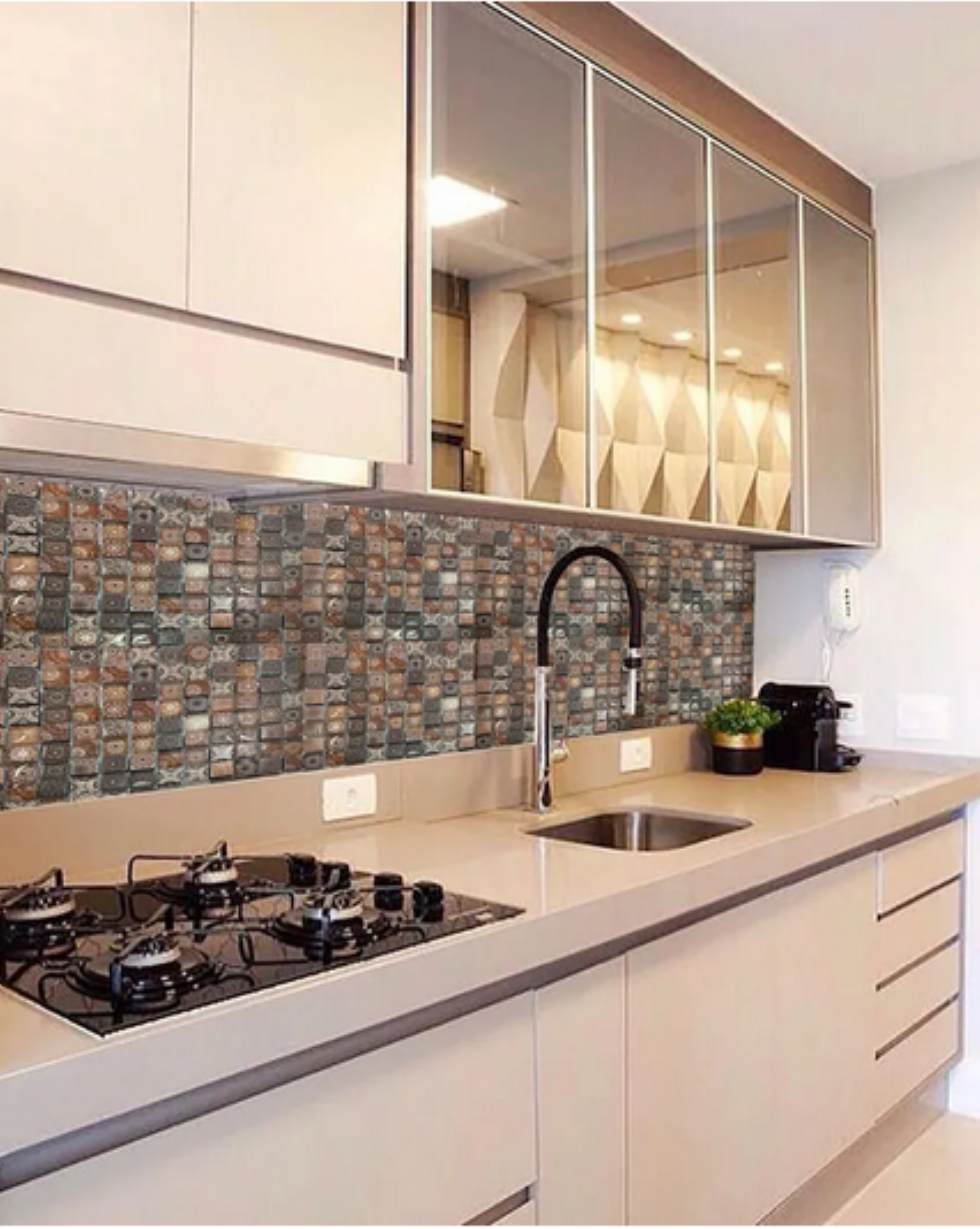 Malla o Mosaico Decorativo de vidrio AZT, medida 30 x 30 cms. (base por altura). Diseño tipo colonial en tonos cafés. Caja de 5 piezas.