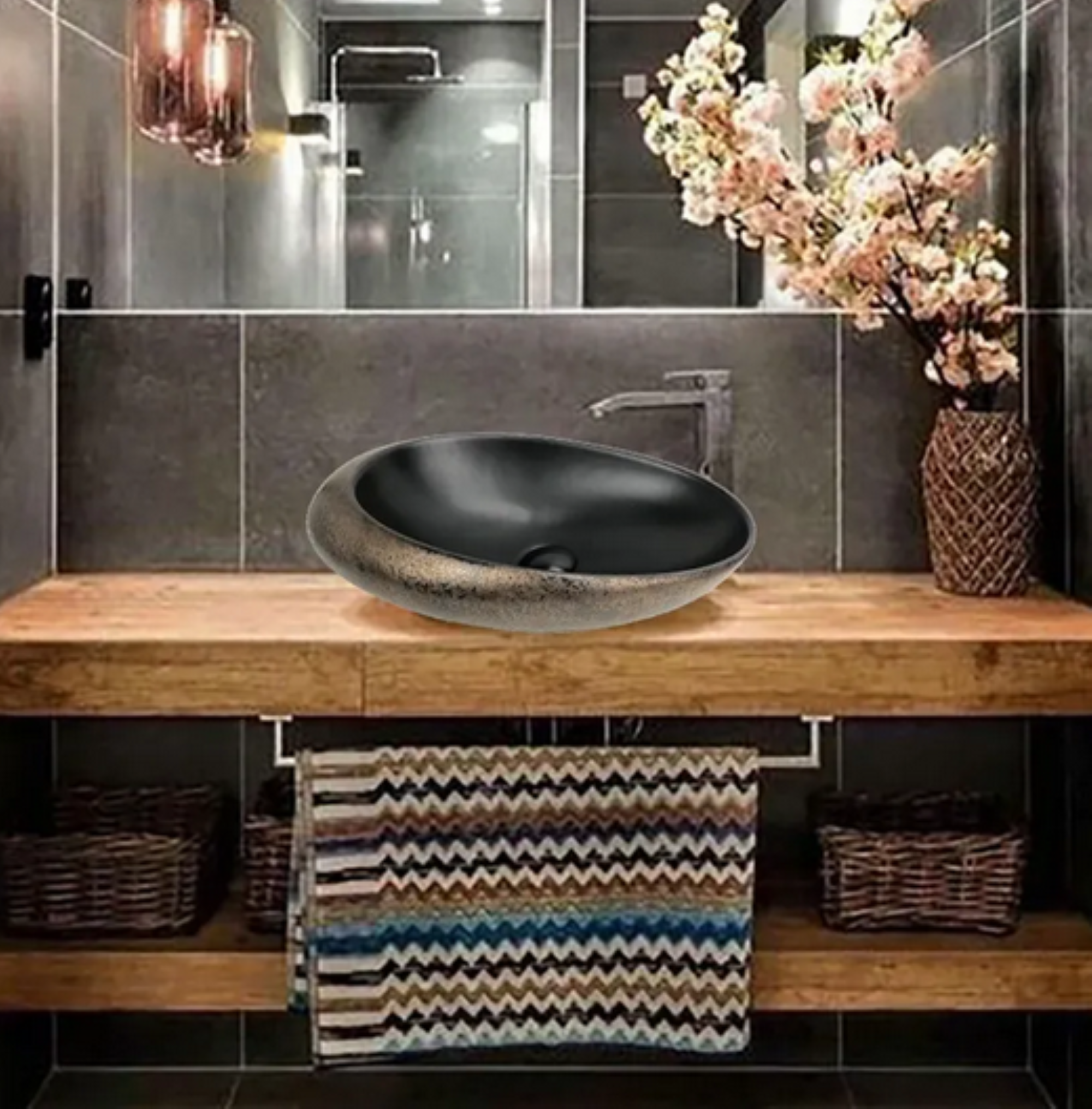 Lavabo Cerámico para Baño MI, acabado metalizado fondo negro con el exterior cobrizo con relieve. De sobreponer, con diseño europeo ideal para todo tipo de baños. Dimensiones 49.0 x 32.0 x 13.5 cms. (base x altura x profundidad)