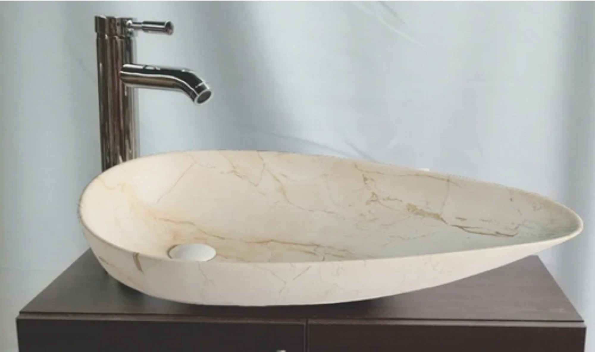 Lavabo Cerámico para Baño TE, acabado marmoleado en tono café. De sobreponer, con diseño europeo ideal para todo tipo de baños. Dimensiones 75.0 x 42.5 x 13.0 cms. (base x altura x profundidad)