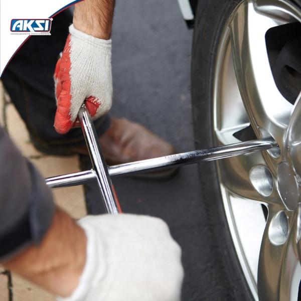 Llave de cruz pulida y cromada Aksi de 18"