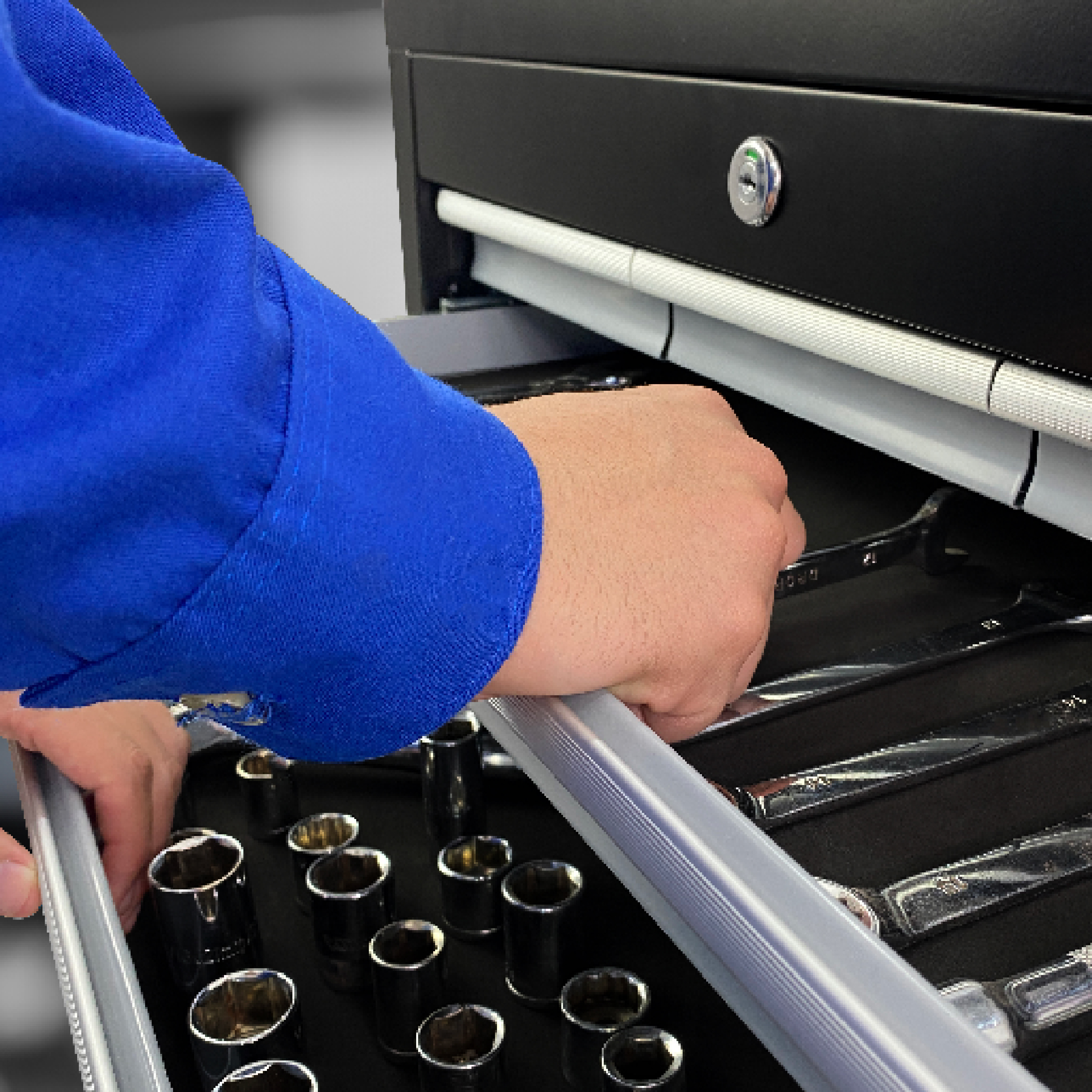 Juego de Gabinete y Caja de Herramientas Móvil Hantec con 9 cajones  fabricado en acero .