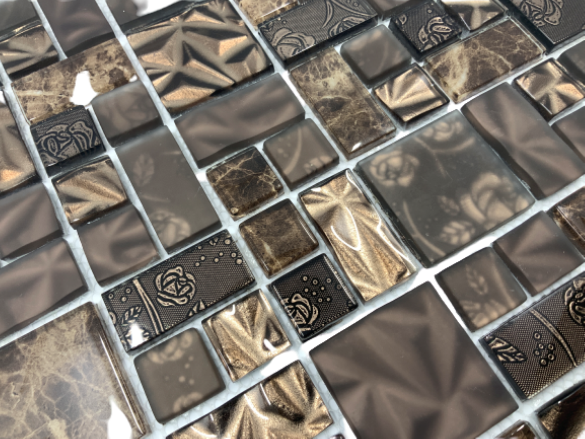 Malla o Mosaico Decorativo de vidrio BUI, medida 30 x 30 cms. (base por altura). Diseño en tonos cafés, con detalles marmoleados y en relieve. Caja de 5 piezas.