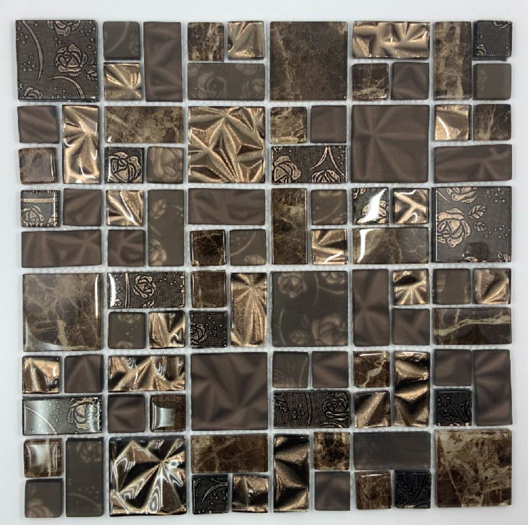 Malla o Mosaico Decorativo de vidrio BUI, medida 30 x 30 cms. (base por altura). Diseño en tonos cafés, con detalles marmoleados y en relieve. Caja de 5 piezas.