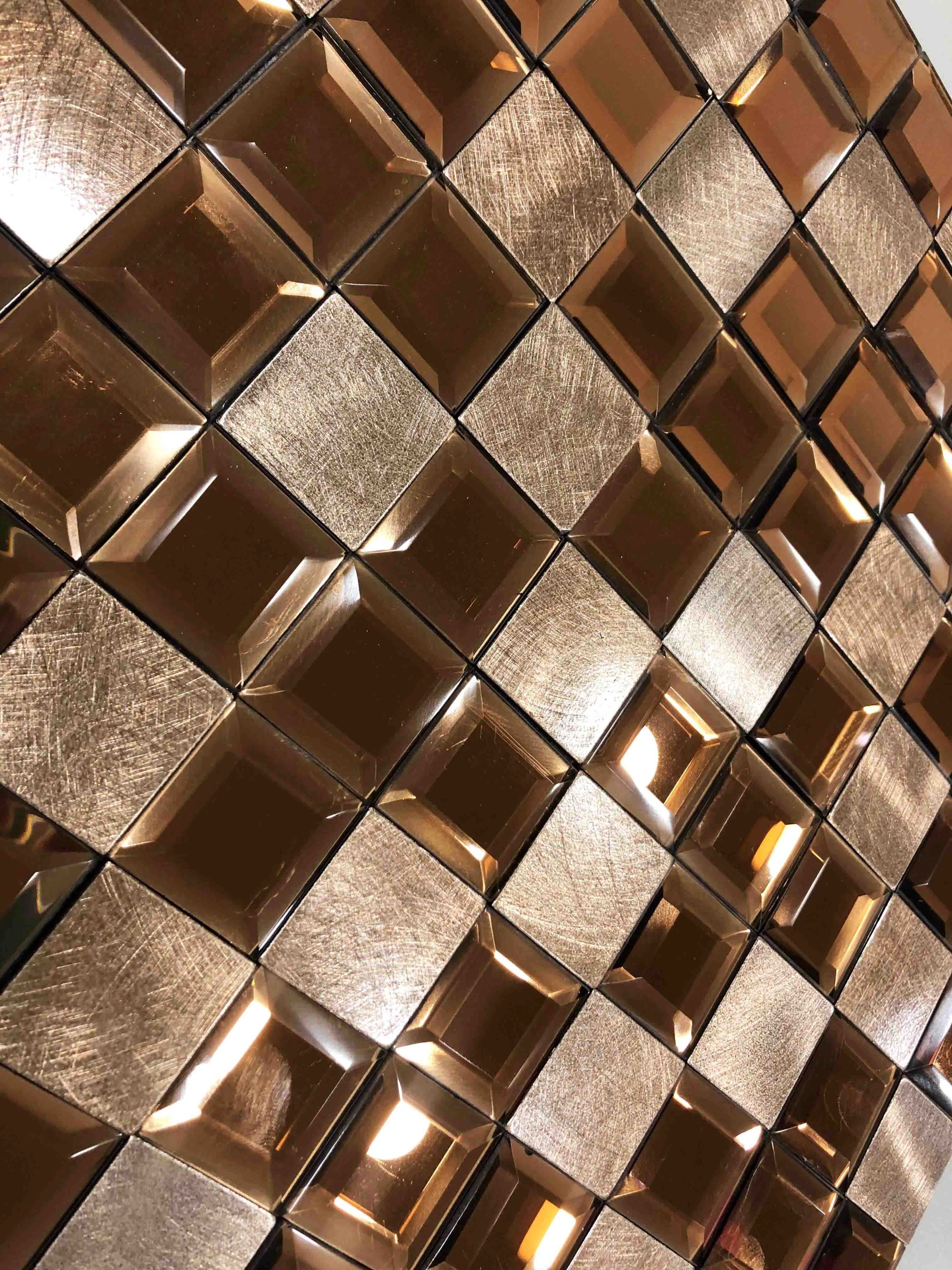 Malla o mosaico decorativo adherible de vidrio y aluminio BER, medida 30 X 30 cms. (base por altura). Diseño en tonos café. Caja de 5 piezas.