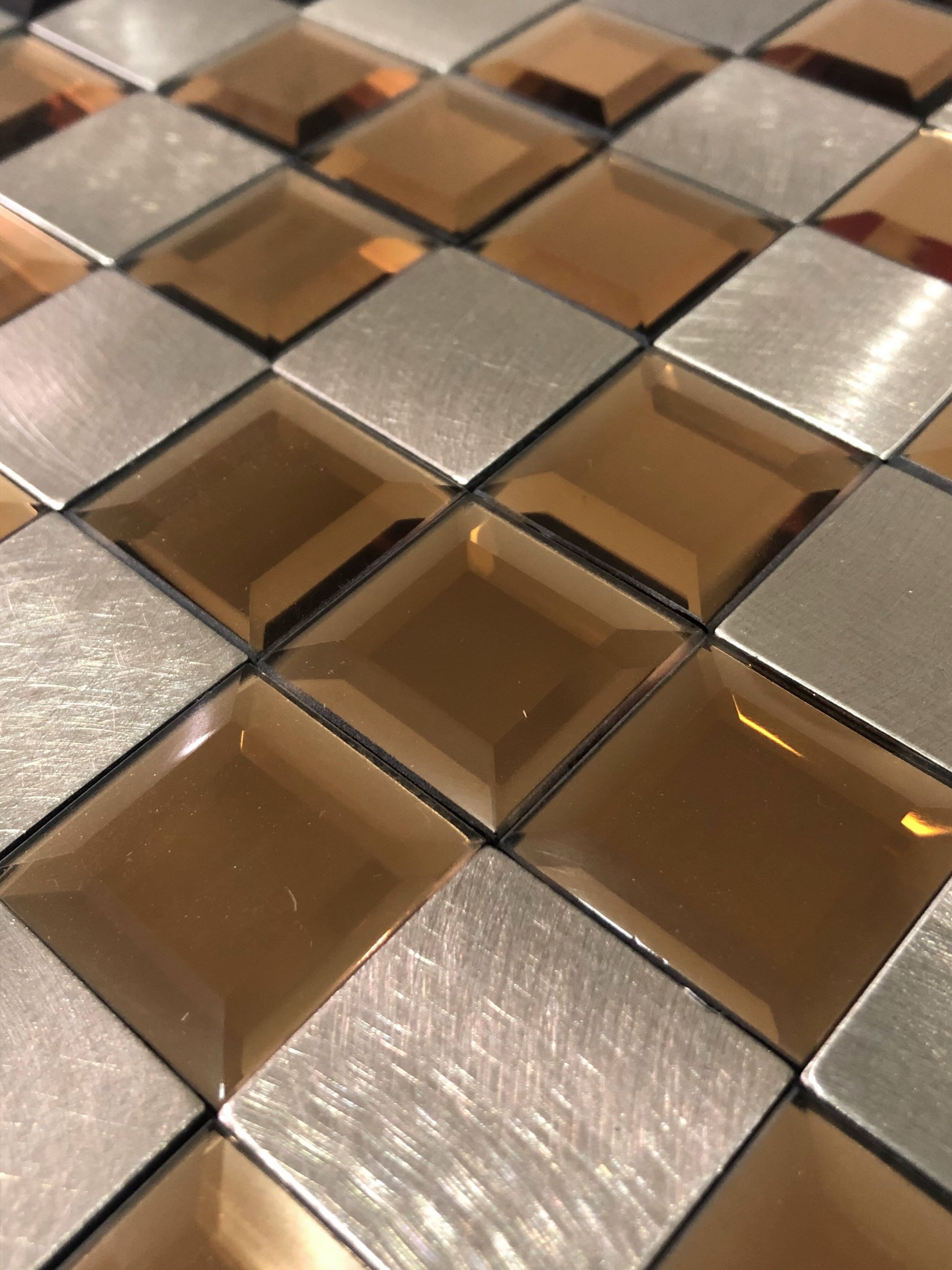 Malla o mosaico decorativo adherible de vidrio y aluminio BER, medida 30 X 30 cms. (base por altura). Diseño en tonos café. Caja de 5 piezas.