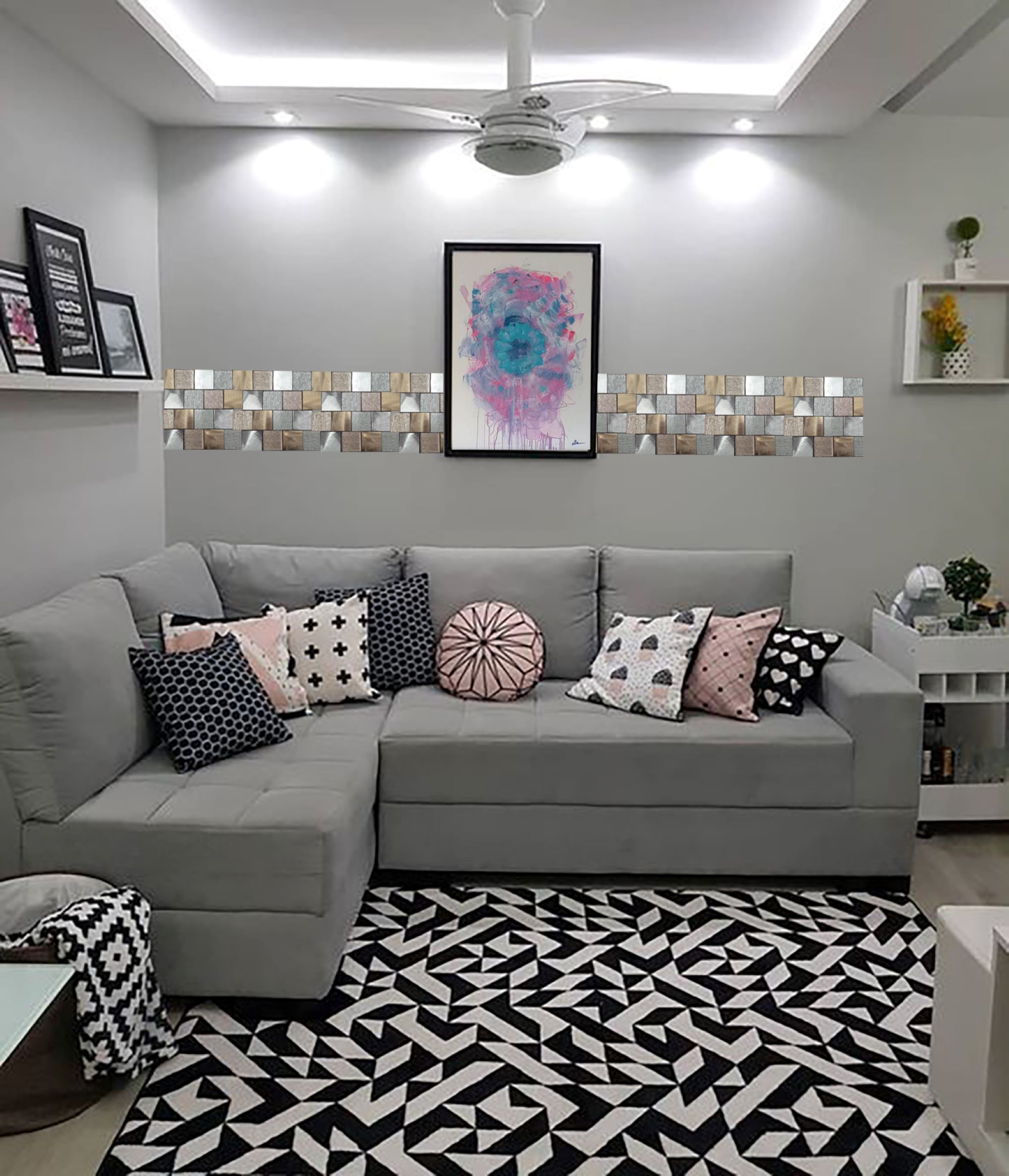 Malla o Mosaico Decorativo de vidrio y aluminio NIL, medida 29.6 x 29.6 cms. (base por altura). Diseño en tonos gris y dorado con detalles en relieve. Caja de 5 piezas.